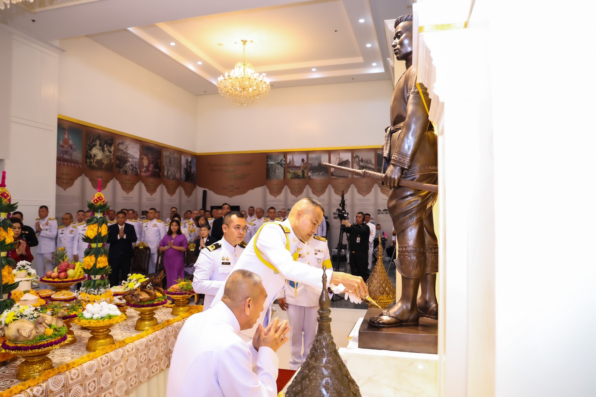 ๔๖ พิธีบวงสรวงและพิธีประดิษฐานพระบรมรูปสมเด็จพระนเรศวรมหาราช และพระรูปองค์บิดา ๓ เหล่าทัพ