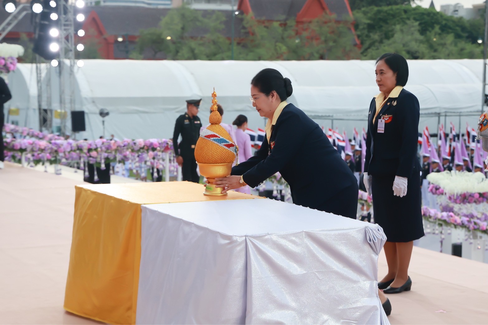 ๘๑ พิธีถวายเครื่องราชสักการะ วางพานพุ่ม และจุดเทียนถวายพระพรชัยมงคล เนื่องในโอกาสวันเฉลิมพระชนมพรรษาสมเด็จพระนางเจ้าสุทิดา พัชรสุธาพิมลลักษณ พระบรมราชินี