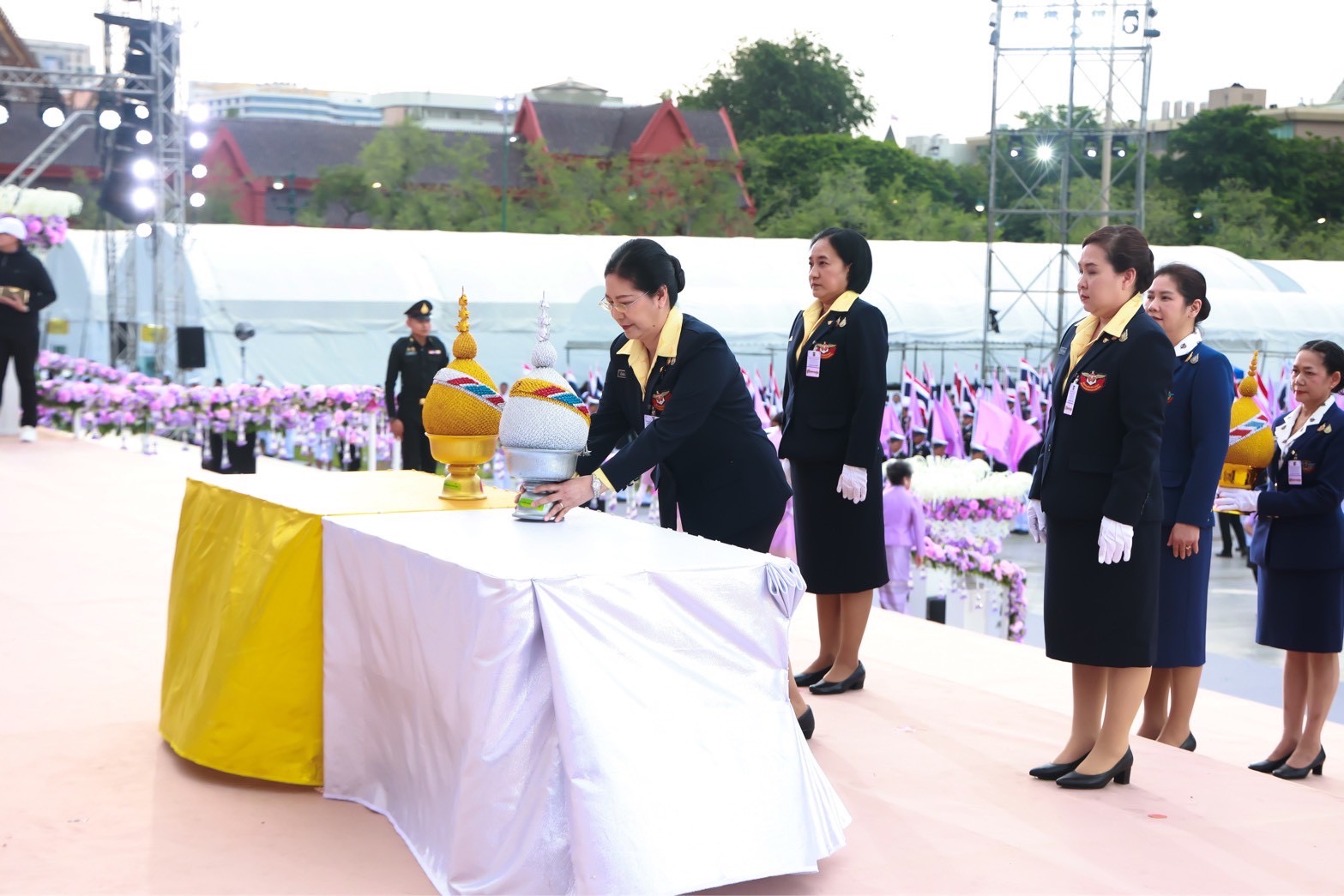 ๘๑ พิธีถวายเครื่องราชสักการะ วางพานพุ่ม และจุดเทียนถวายพระพรชัยมงคล เนื่องในโอกาสวันเฉลิมพระชนมพรรษาสมเด็จพระนางเจ้าสุทิดา พัชรสุธาพิมลลักษณ พระบรมราชินี