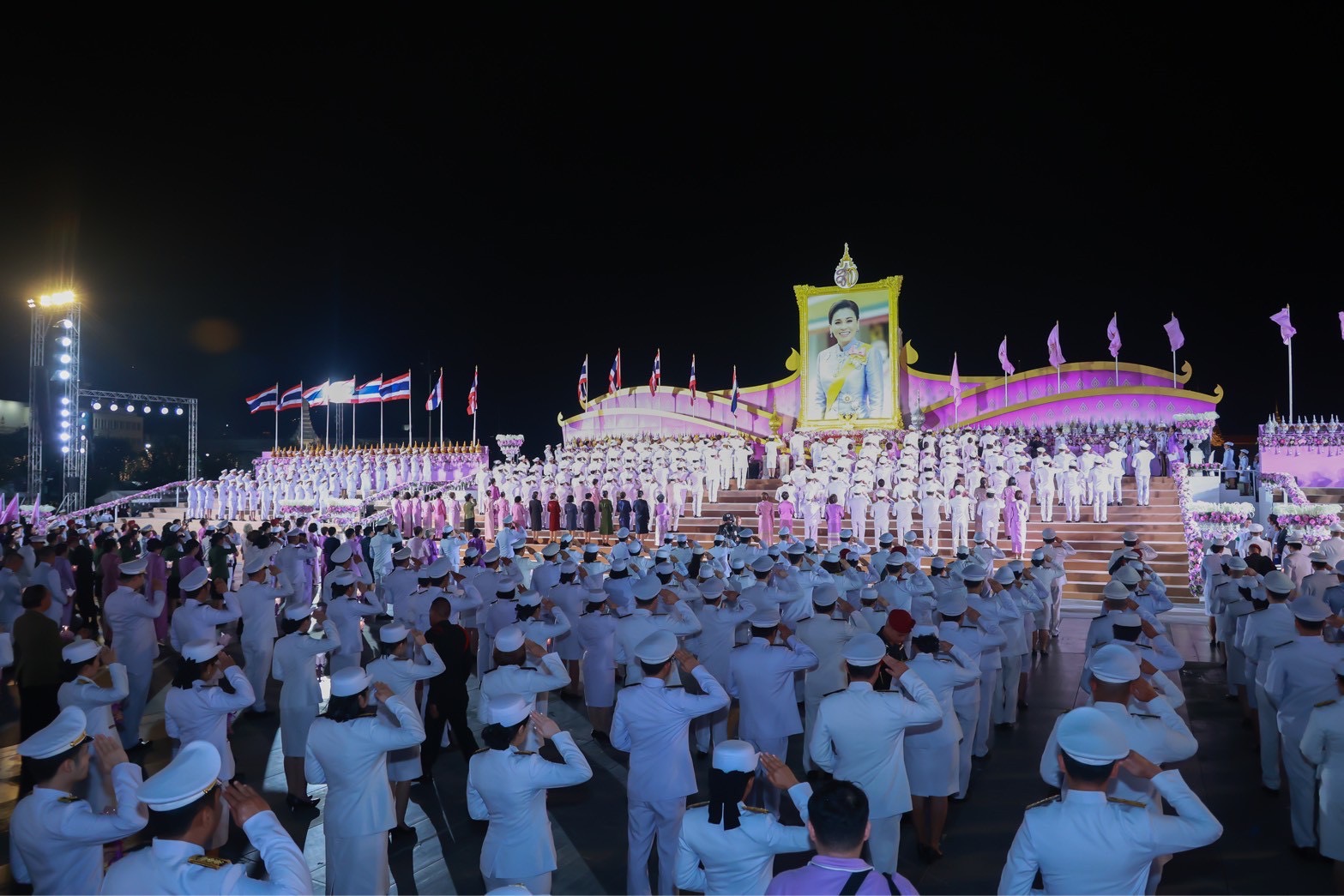 ๘๑ พิธีถวายเครื่องราชสักการะ วางพานพุ่ม และจุดเทียนถวายพระพรชัยมงคล เนื่องในโอกาสวันเฉลิมพระชนมพรรษาสมเด็จพระนางเจ้าสุทิดา พัชรสุธาพิมลลักษณ พระบรมราชินี
