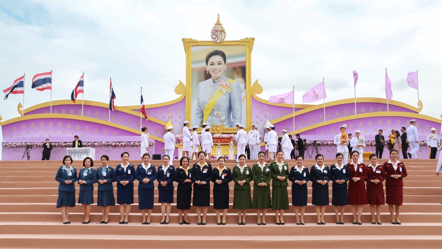 ๘๑ พิธีถวายเครื่องราชสักการะ วางพานพุ่ม และจุดเทียนถวายพระพรชัยมงคล เนื่องในโอกาสวันเฉลิมพระชนมพรรษาสมเด็จพระนางเจ้าสุทิดา พัชรสุธาพิมลลักษณ พระบรมราชินี