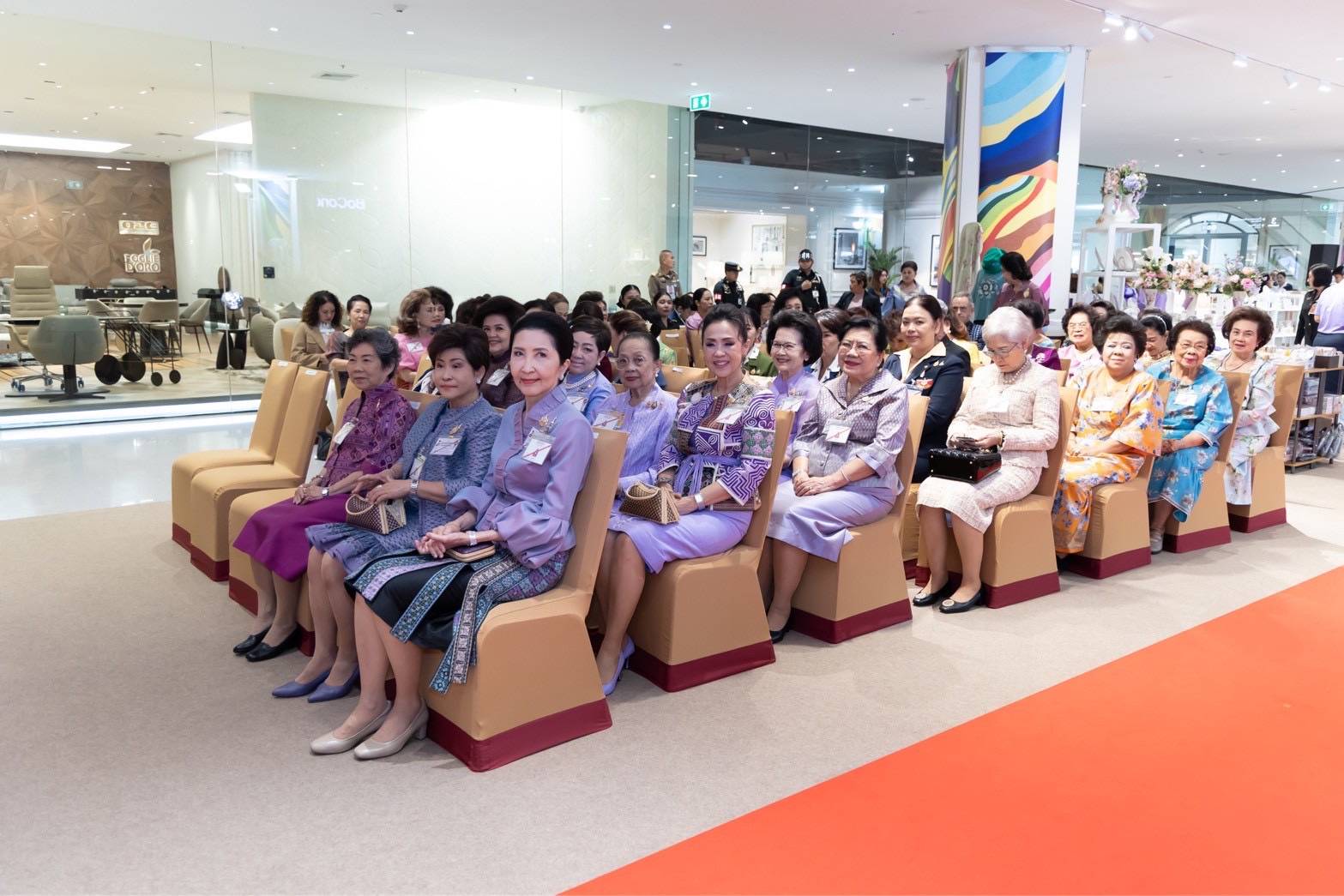 ๑๐๔ เฝ้ารับเสด็จสมเด็จพระกนิษฐาธิราชเจ้า กรมสมเด็จพระเทพรัตนราชสุดาฯ สยามบรมราชกุมารี ในโอกาสเสด็จพระราชดำเนินเป็นองค์ประธานเปิดงาน "สานสายใยเพื่อผลิตภัณฑ์สายใจไทย ครั้งที่ ๒๗"