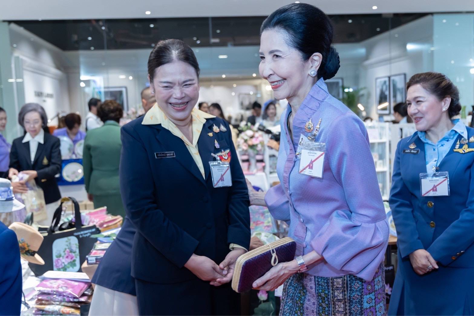 ๑๐๔ เฝ้ารับเสด็จสมเด็จพระกนิษฐาธิราชเจ้า กรมสมเด็จพระเทพรัตนราชสุดาฯ สยามบรมราชกุมารี ในโอกาสเสด็จพระราชดำเนินเป็นองค์ประธานเปิดงาน "สานสายใยเพื่อผลิตภัณฑ์สายใจไทย ครั้งที่ ๒๗"