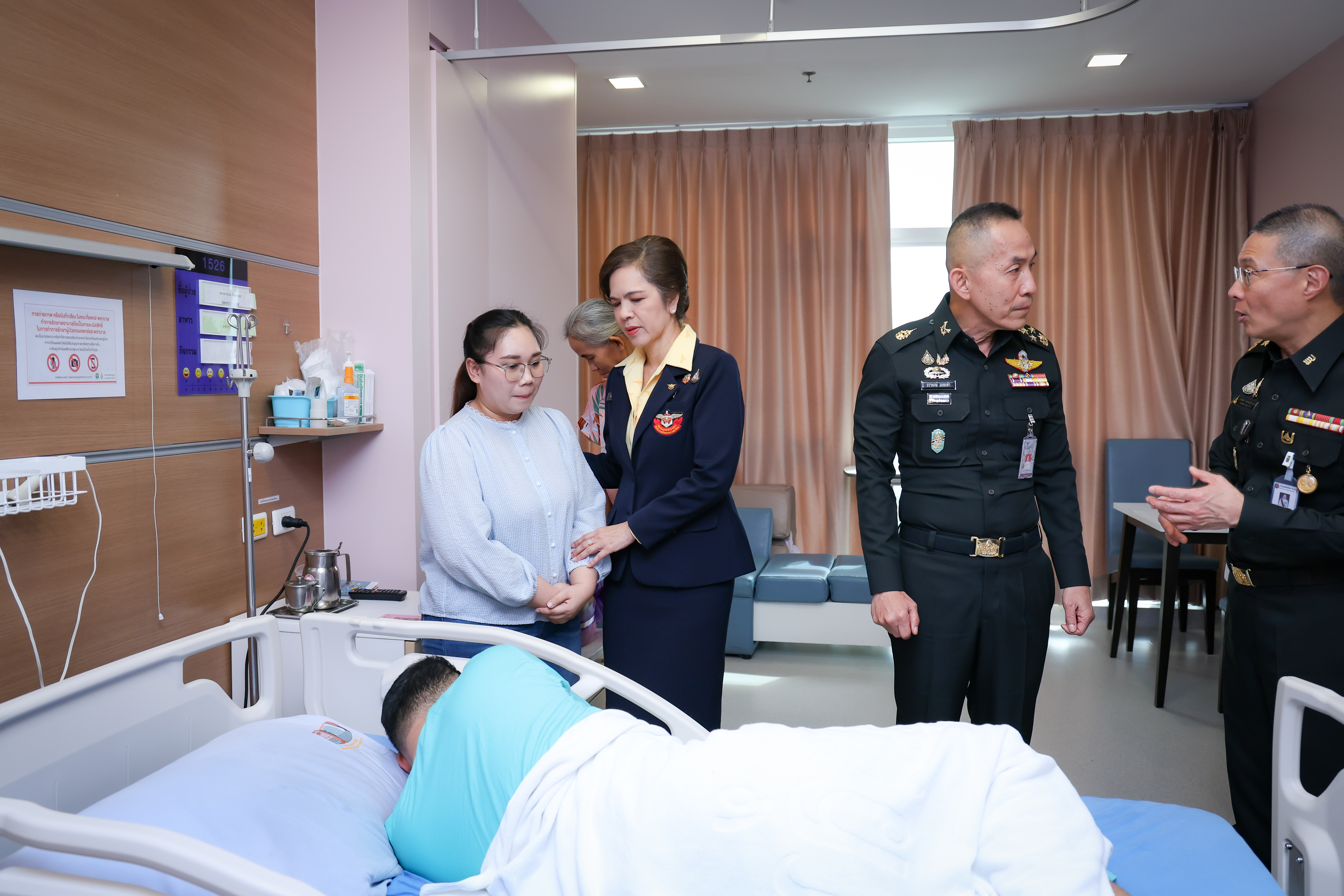 ๐๒ กิจกรรมเยี่ยมบำรุงขวัญกำลังพลที่ได้รับบาดเจ็บจากสถานการณ์กรณีพิพาทชายแดนไทย - กัมพูชา