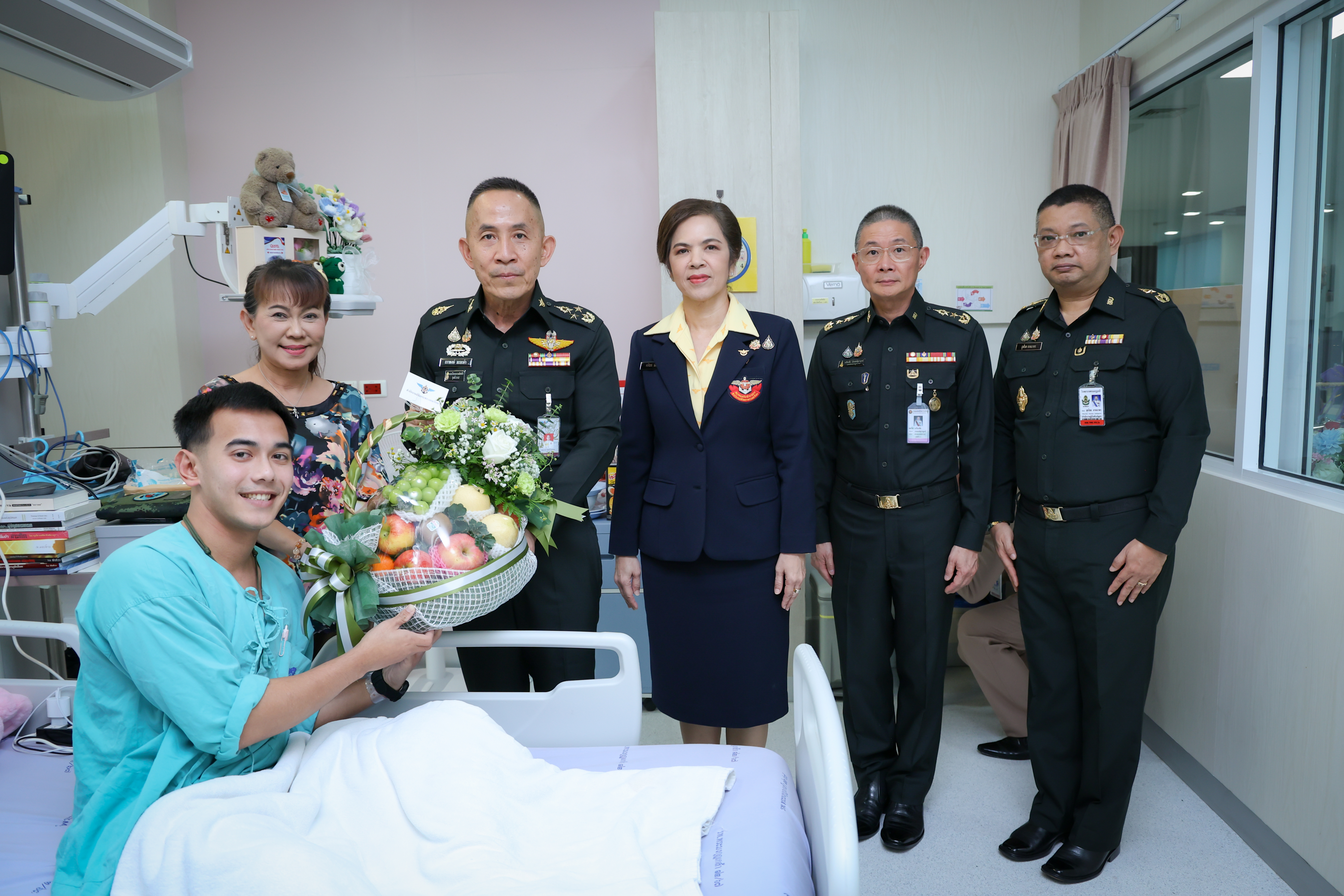 ๐๒ กิจกรรมเยี่ยมบำรุงขวัญกำลังพลที่ได้รับบาดเจ็บจากสถานการณ์กรณีพิพาทชายแดนไทย - กัมพูชา