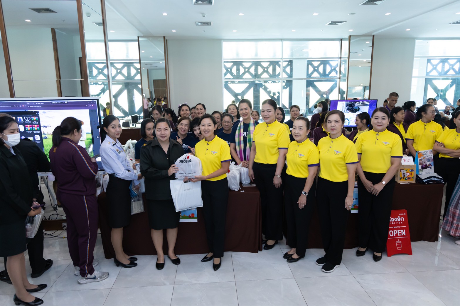 ๑๑๐ กิจกรรมการเสวนาและการบรรยายเชิงวิชาการ เรื่อง เทคโนโลยีการเกษตรอัจฉริยะ และกิจกรรมตลาดนัดพอเพียง โดยโครงการครอบครัวพอเพียง สคภ.สป.