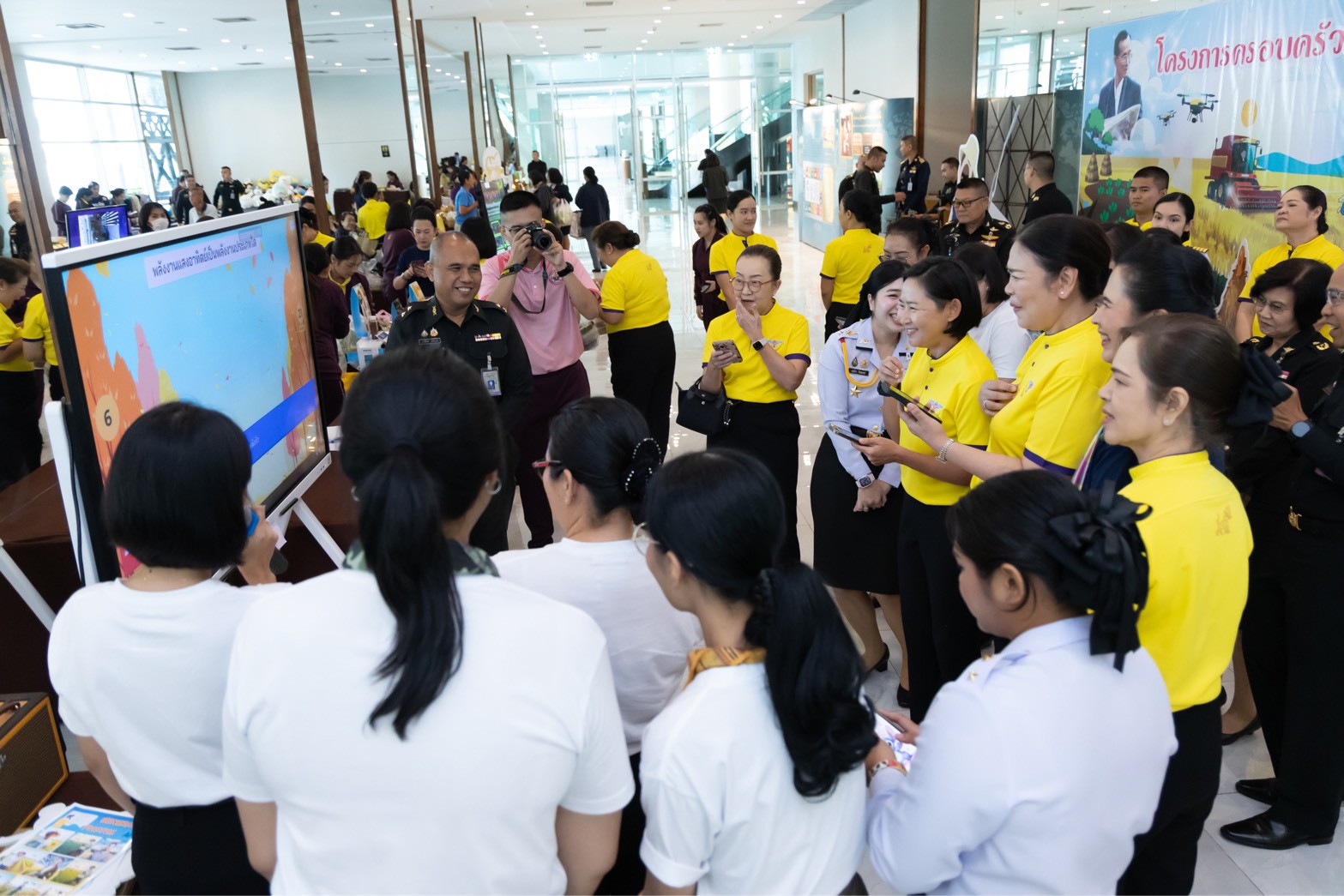 ๑๑๐ กิจกรรมการเสวนาและการบรรยายเชิงวิชาการ เรื่อง เทคโนโลยีการเกษตรอัจฉริยะ และกิจกรรมตลาดนัดพอเพียง โดยโครงการครอบครัวพอเพียง สคภ.สป.