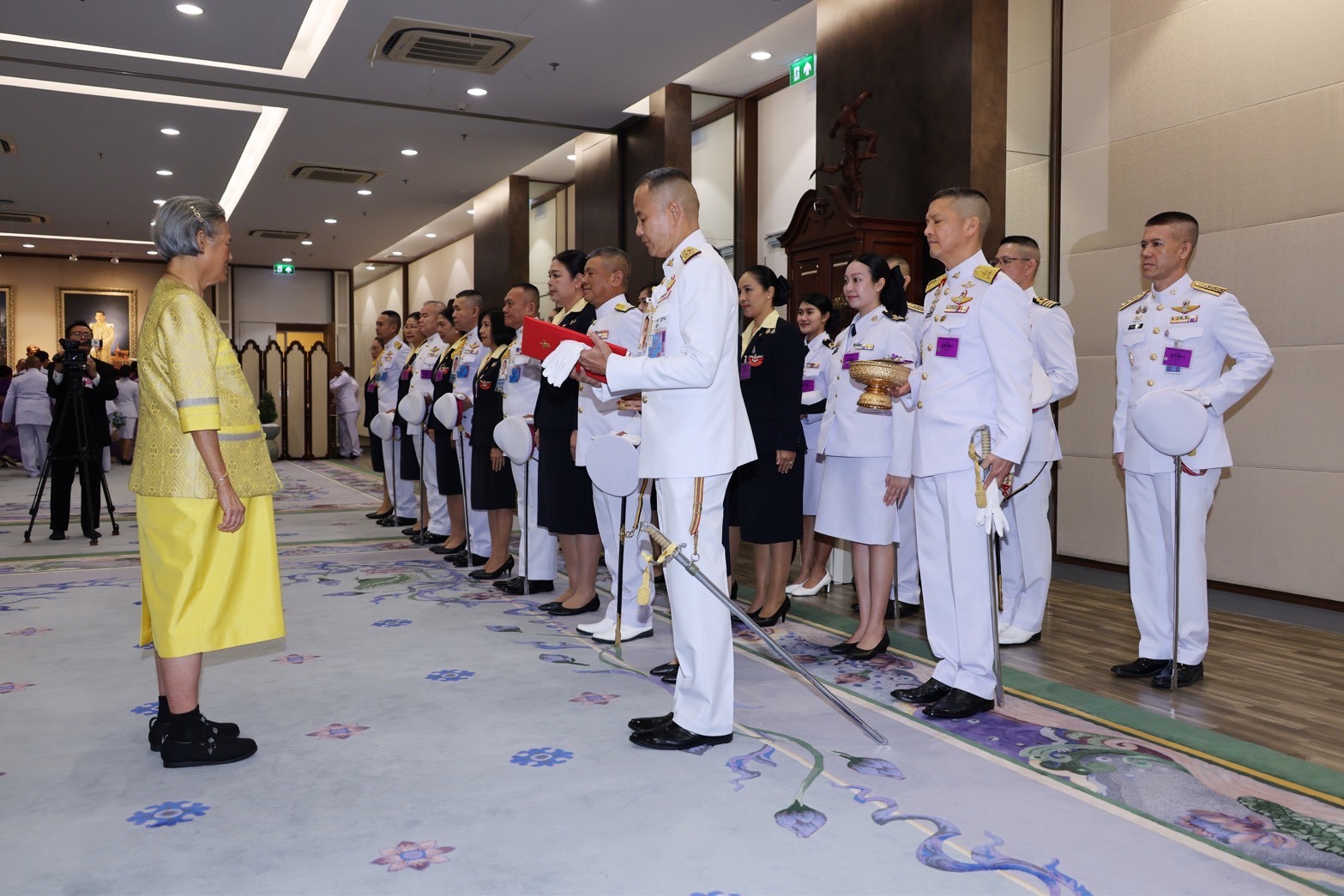 ๑๑๒ เข้าเฝ้าฯ สมเด็จพระกนิษฐาธิราชเจ้า กรมสมเด็จพระเทพรัตนราชสุดาฯ สยามบรมราชกุมารี เพื่อทูลเกล้าฯ ถวายเงินรายได้จากการออกร้านงานกาชาด และการจำหน่ายสลากบำรุงสภากาชาดไทย ประจำปี ๒๕๖๗