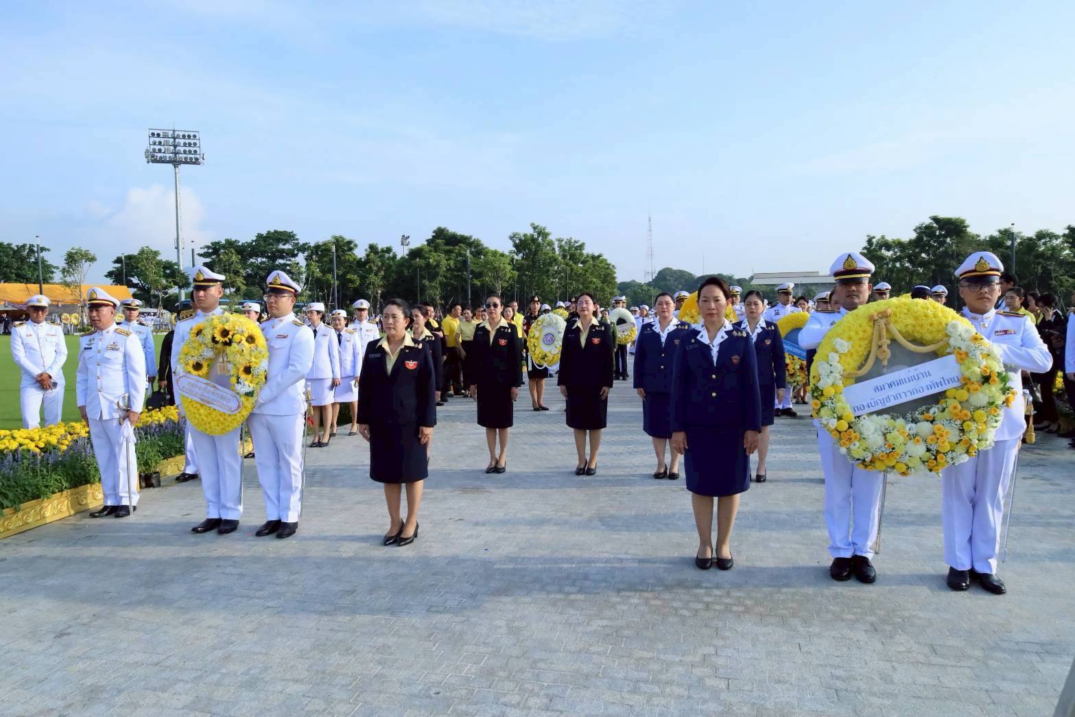 ๐๔ พิธีวางพวงมาลาถวายราชสักการะพระบรมราชานุสาวรีย์ พระบาทสมเด็จพระบรมชนกาธิเบศร มหาภูมิพลอดุลยเดชมหาราช บรมนาถบพิตร เนื่องในวันนวมินทรมหาราช พุทธศักราช ๒๕๖๘