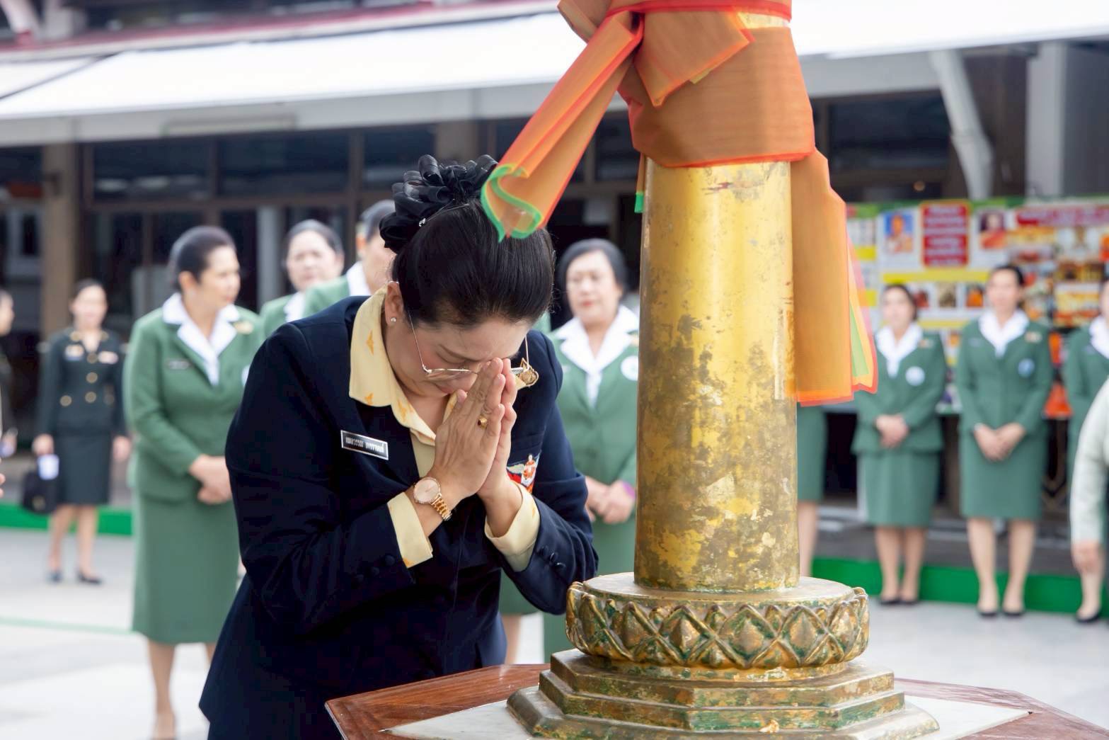๐๕ พิธีสักการะสิ่งศักดิ์สิทธิ์ เนื่องในโอกาสเข้ารับตำแหน่งใหม่ของคณะกรรมการบริหารสมาคมภริยาข้าราชการสำนักงานปลัดกระทรวงกลาโหม ประจำปีงบประมาณ พ.ศ.๒๕๖๙