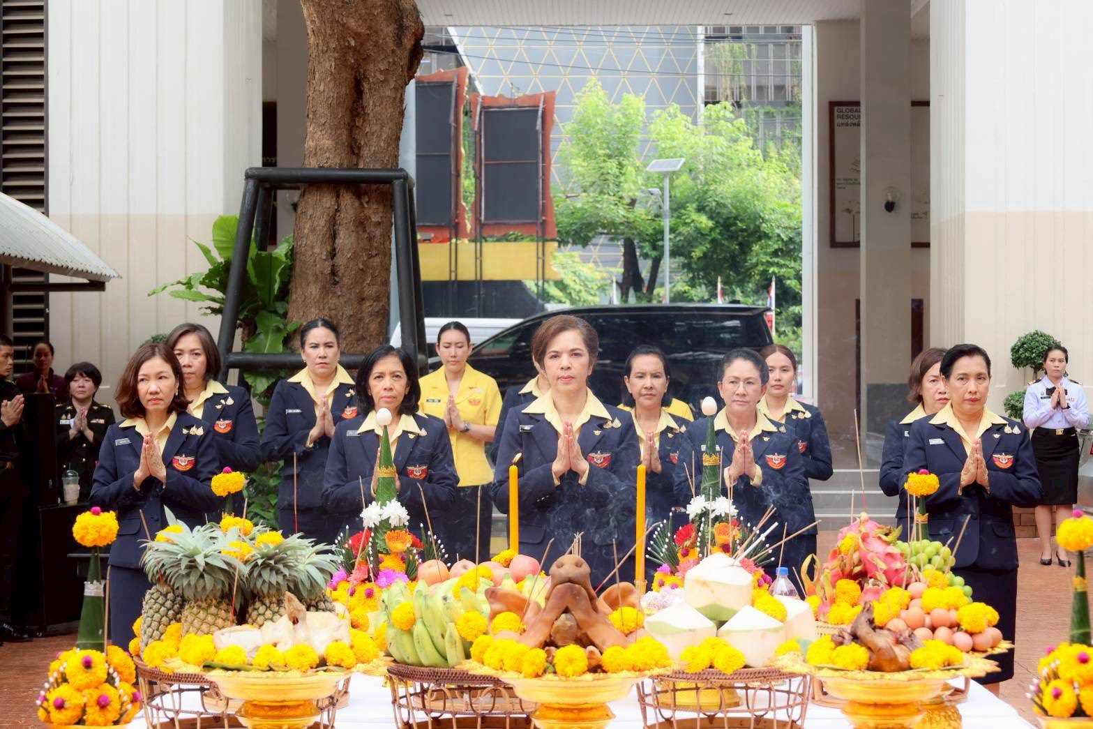 ๐๕ พิธีสักการะสิ่งศักดิ์สิทธิ์ เนื่องในโอกาสเข้ารับตำแหน่งใหม่ของคณะกรรมการบริหารสมาคมภริยาข้าราชการสำนักงานปลัดกระทรวงกลาโหม ประจำปีงบประมาณ พ.ศ.๒๕๖๙