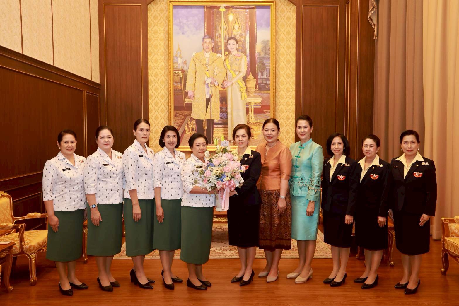 ๐๘ นายกสมาคมแม่บ้านองค์การสงเคราะห์ทหารผ่านศึก เข้าพบนายกสมาคมภริยาข้าราชการสำนักงานปลัดกระทรวงกลาโหม เพื่อแสดงความยินดีในโอกาสเข้ารับตำแหน่ง