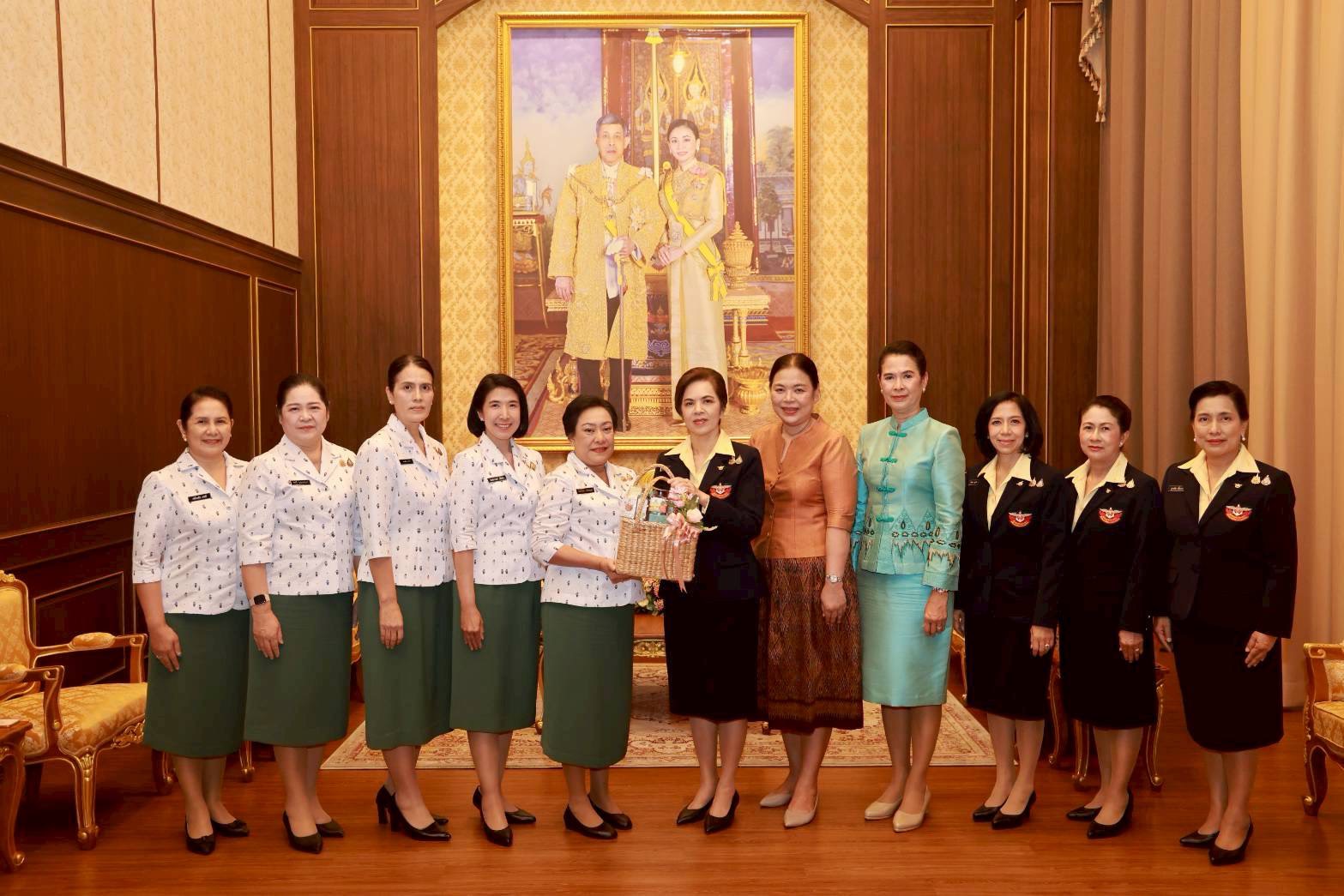 ๐๘ นายกสมาคมแม่บ้านองค์การสงเคราะห์ทหารผ่านศึก เข้าพบนายกสมาคมภริยาข้าราชการสำนักงานปลัดกระทรวงกลาโหม เพื่อแสดงความยินดีในโอกาสเข้ารับตำแหน่ง