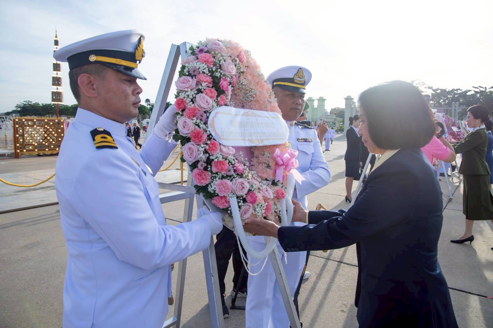 ๐๙ พิธีวางพวงมาลาถวายราชสักการะพระบรมราชานุสรณ์ พระบาทสมเด็จพระจุลจอมเกล้าเจ้าอยู่หัว เนื่องในวันปิยมหาราช