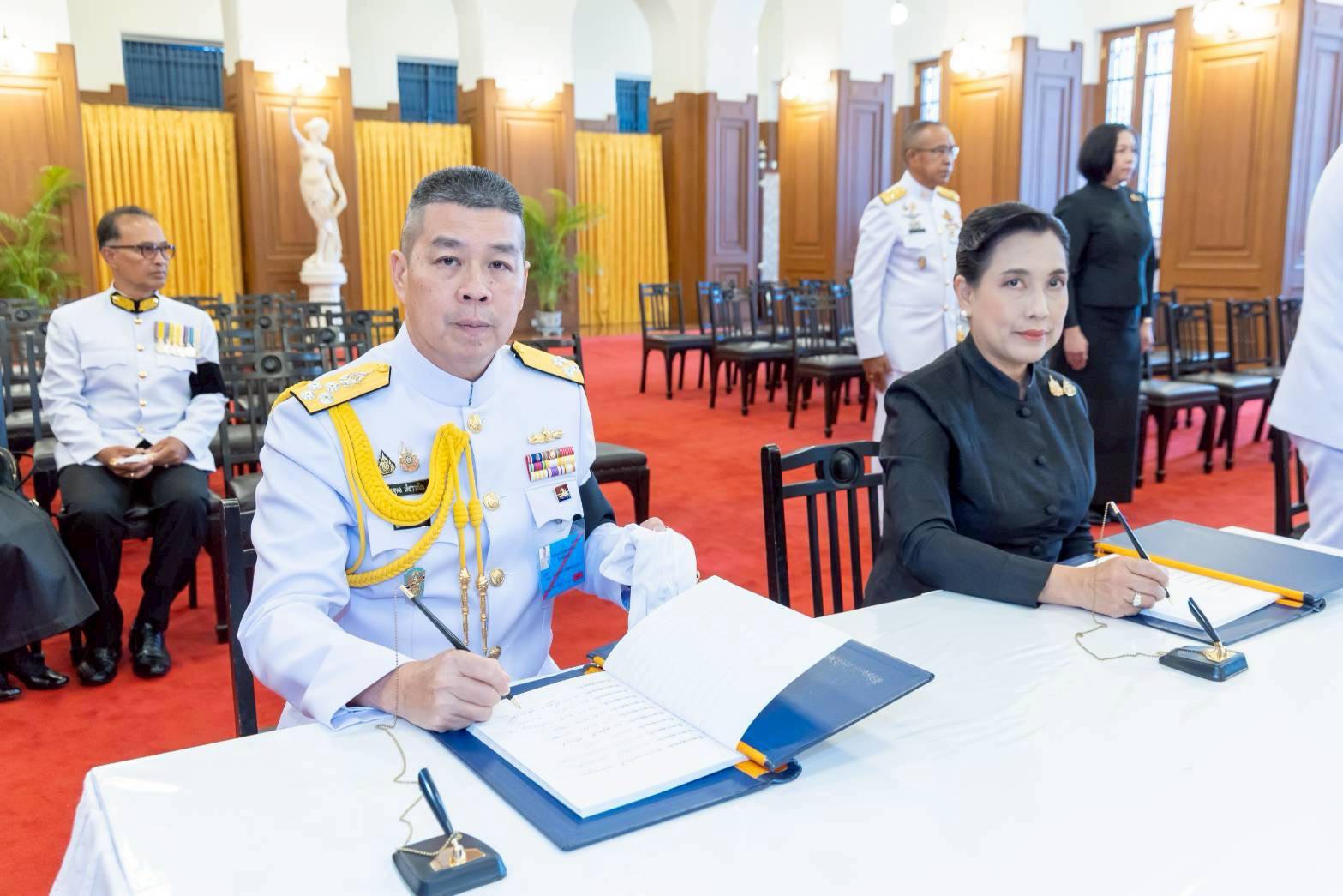 ๑๑ พิธีถวายน้ำสรงพระบรมศพหน้าพระฉายาลักษณ์ สมเด็จพระนางเจ้าสิริกิติ์ พระบรมราชินีนาถ พระบรมราชชนนีพันปีหลวง