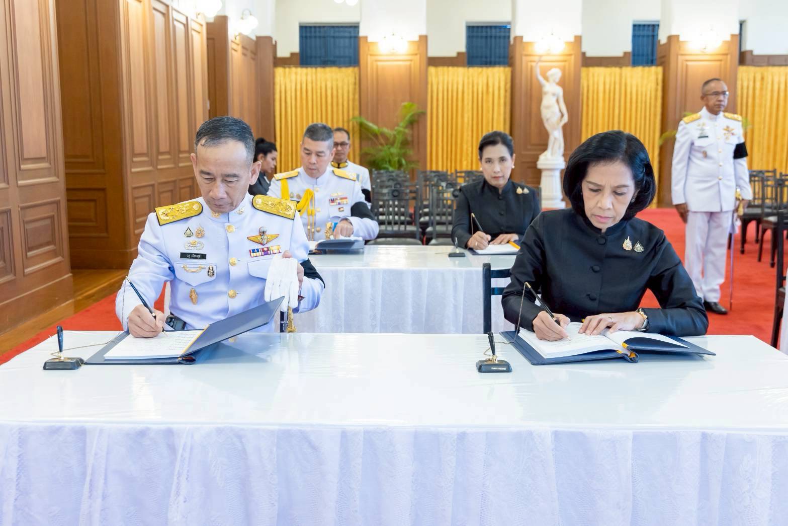 ๑๑ พิธีถวายน้ำสรงพระบรมศพหน้าพระฉายาลักษณ์ สมเด็จพระนางเจ้าสิริกิติ์ พระบรมราชินีนาถ พระบรมราชชนนีพันปีหลวง