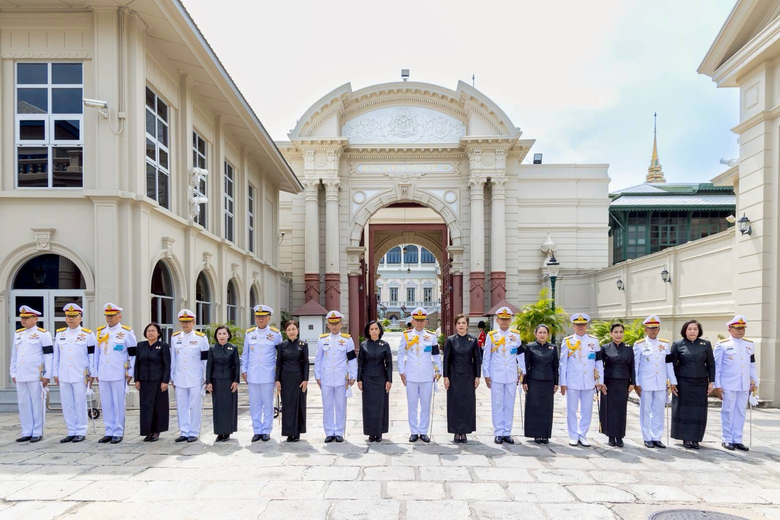 ๑๑ พิธีถวายน้ำสรงพระบรมศพหน้าพระฉายาลักษณ์ สมเด็จพระนางเจ้าสิริกิติ์ พระบรมราชินีนาถ พระบรมราชชนนีพันปีหลวง