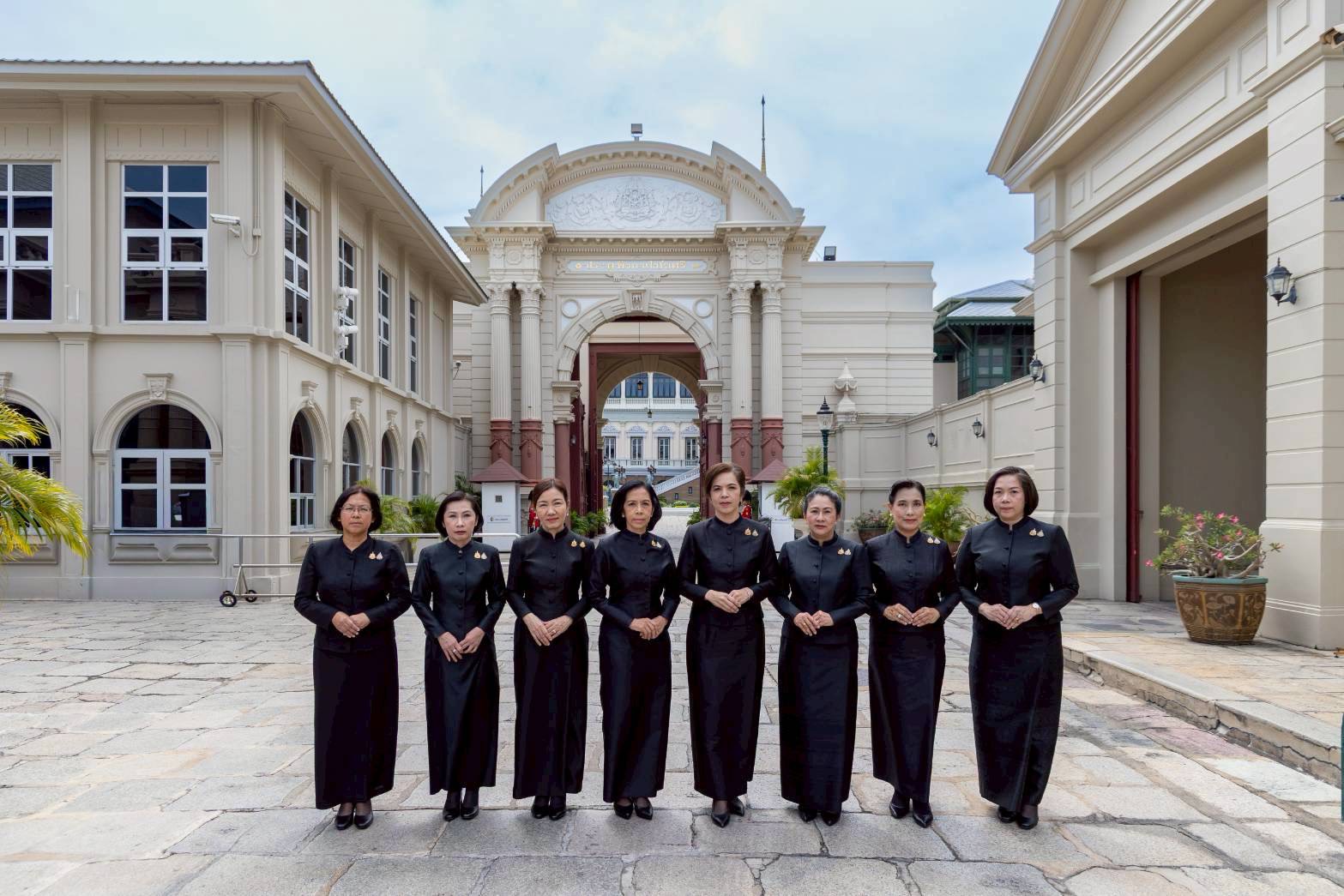 ๑๑ พิธีถวายน้ำสรงพระบรมศพหน้าพระฉายาลักษณ์ สมเด็จพระนางเจ้าสิริกิติ์ พระบรมราชินีนาถ พระบรมราชชนนีพันปีหลวง