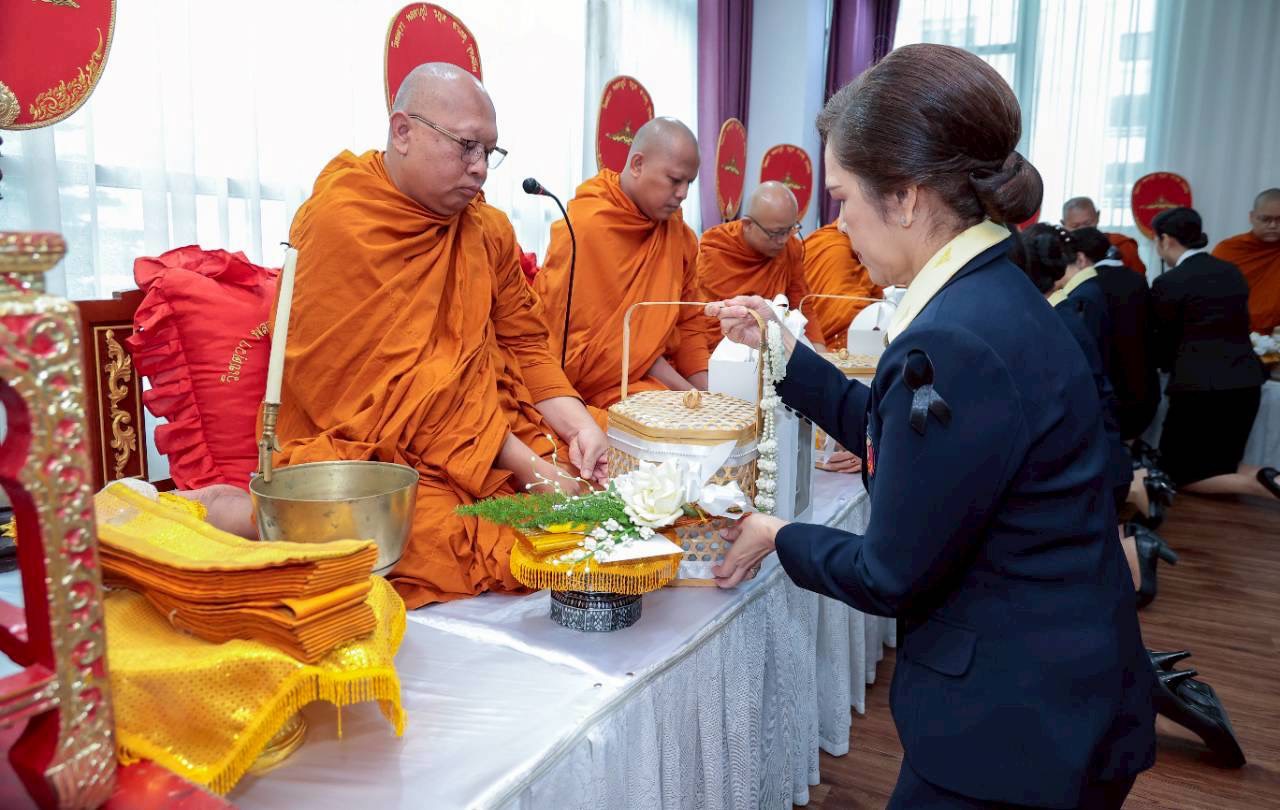 ๑๓ พิธีบำเพ็ญกุศลและแสดงความอาลัยถวายเป็นพระราชกุศลเแด่สมเด็จพระนางเจ้าสิริกิติ์ พระบรมราชินีนาถ พระบรมราชชนนีพันปีหลวง ในวาระครบ ๑๕ วัน “ปัณรสมวาร”