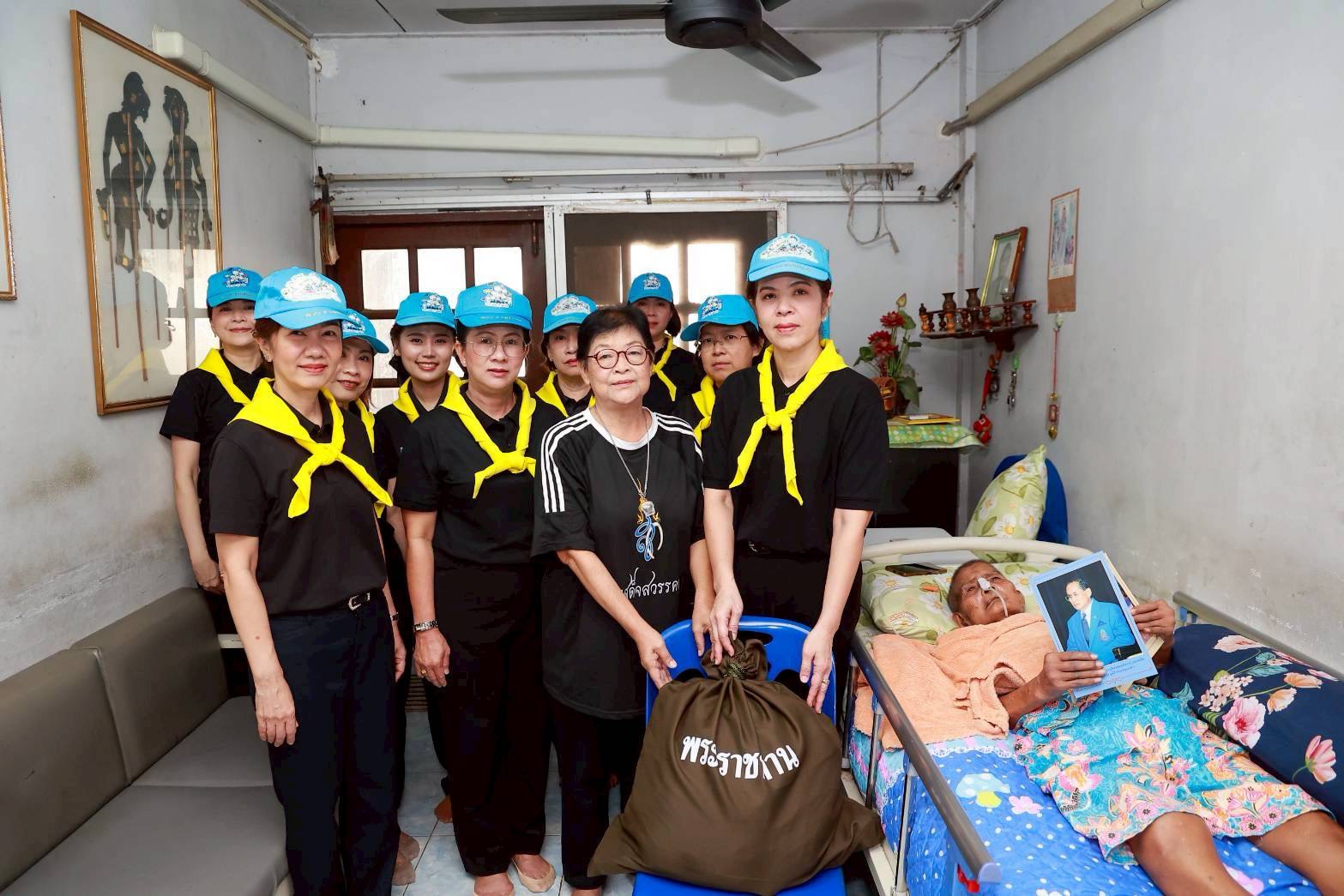 ๒๑ สมาคมภริยาข้าราชการสำนักงานปลัดกระทรวงกลาโหม ร่วมกิจกรรมจิตอาสาพระราชทาน เนื่องในวันคล้ายวันพระบรมราชสมภพพระบาทสมเด็จพระบรมชนกาธิเบศร มหาภูมิพลอดุลยเดชมหาราช บรมนาถบพิตร (๕ ธ.ค.๖๘)