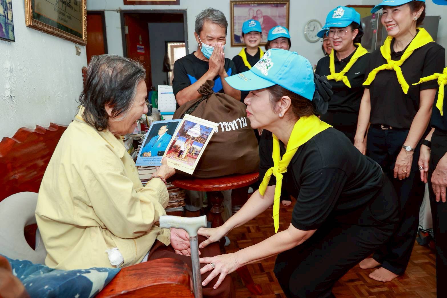 ๒๑ สมาคมภริยาข้าราชการสำนักงานปลัดกระทรวงกลาโหม ร่วมกิจกรรมจิตอาสาพระราชทาน เนื่องในวันคล้ายวันพระบรมราชสมภพพระบาทสมเด็จพระบรมชนกาธิเบศร มหาภูมิพลอดุลยเดชมหาราช บรมนาถบพิตร (๕ ธ.ค.๖๘)