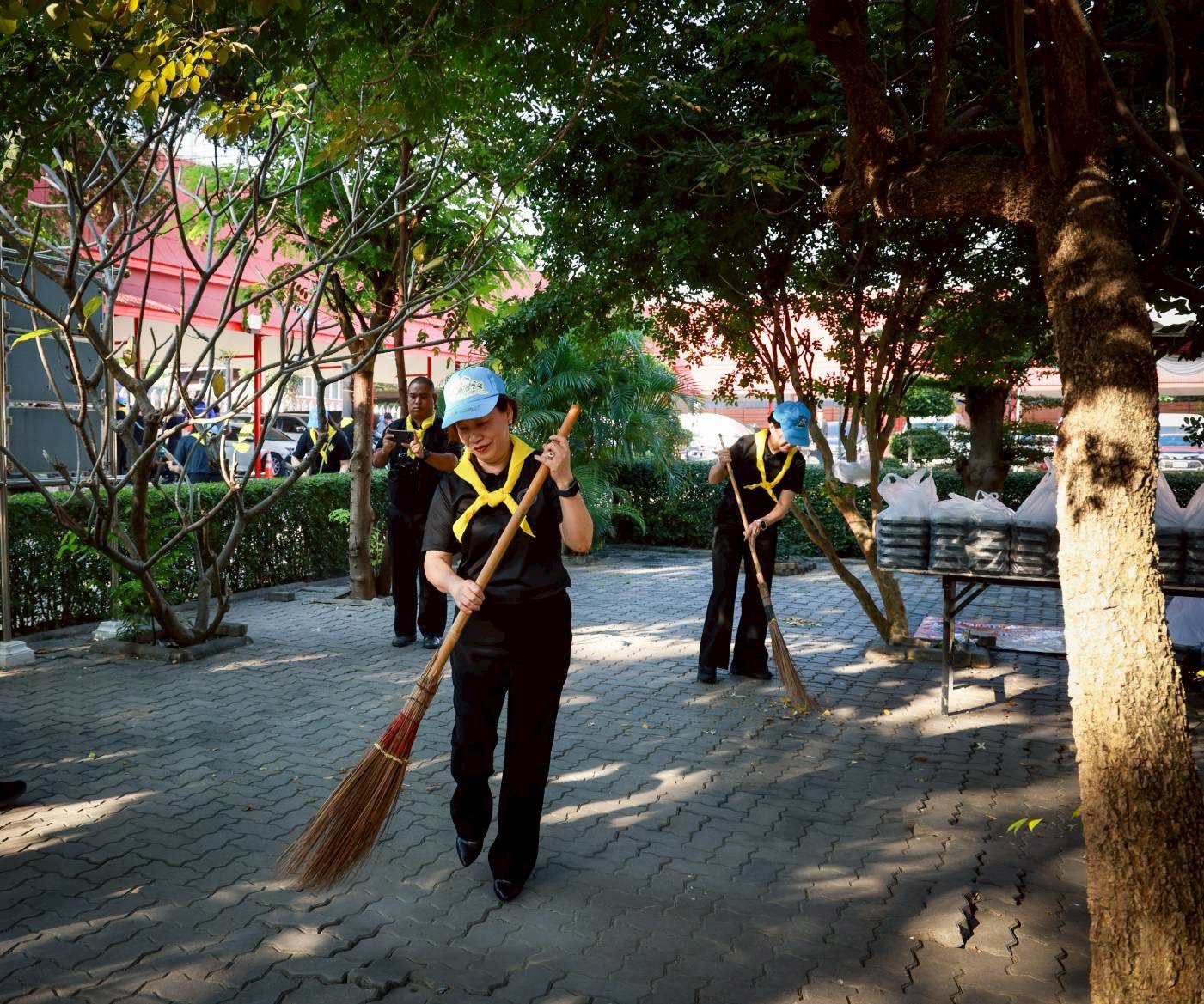 ๒๑ สมาคมภริยาข้าราชการสำนักงานปลัดกระทรวงกลาโหม ร่วมกิจกรรมจิตอาสาพระราชทาน เนื่องในวันคล้ายวันพระบรมราชสมภพพระบาทสมเด็จพระบรมชนกาธิเบศร มหาภูมิพลอดุลยเดชมหาราช บรมนาถบพิตร (๕ ธ.ค.๖๘)