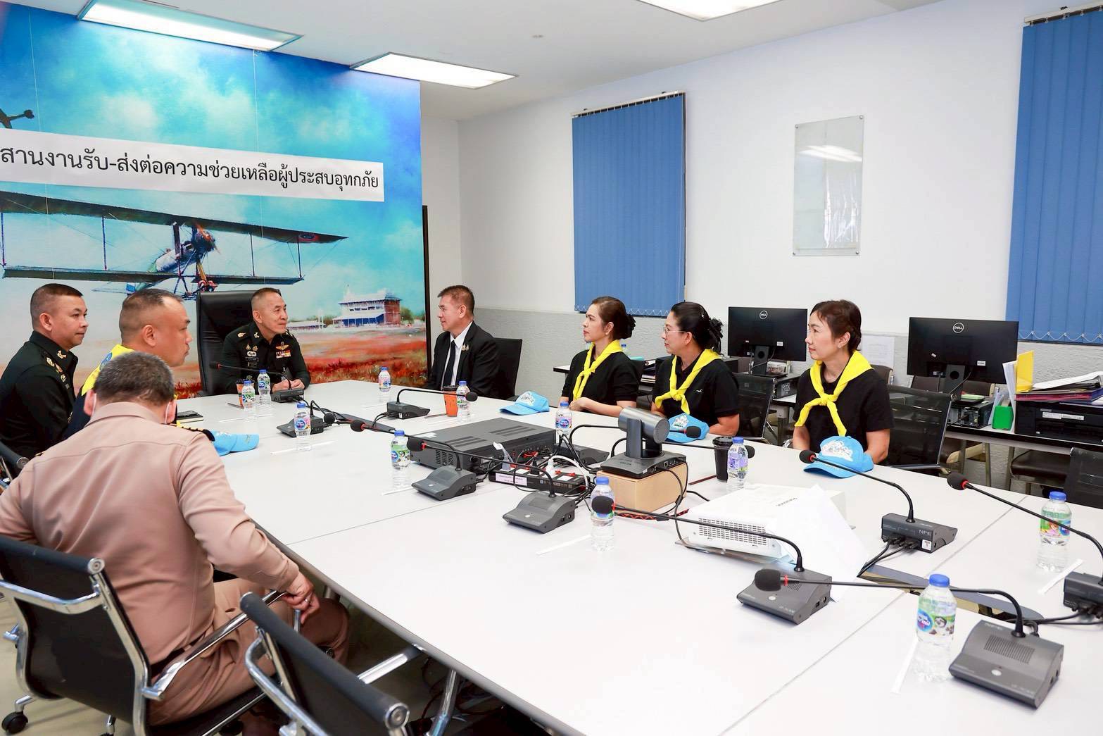 ๒๒ ปลัดกระทรวงกลาโหม และนายกสมาคมภริยาข้าราชการสำนักงานปลัดกระทรวงกลาโหม ลงพื้นที่ตรวจเยี่ยมศูนย์ประสานงานรับ–ส่งต่อความช่วยเหลือผู้ประสบอุทกภัย