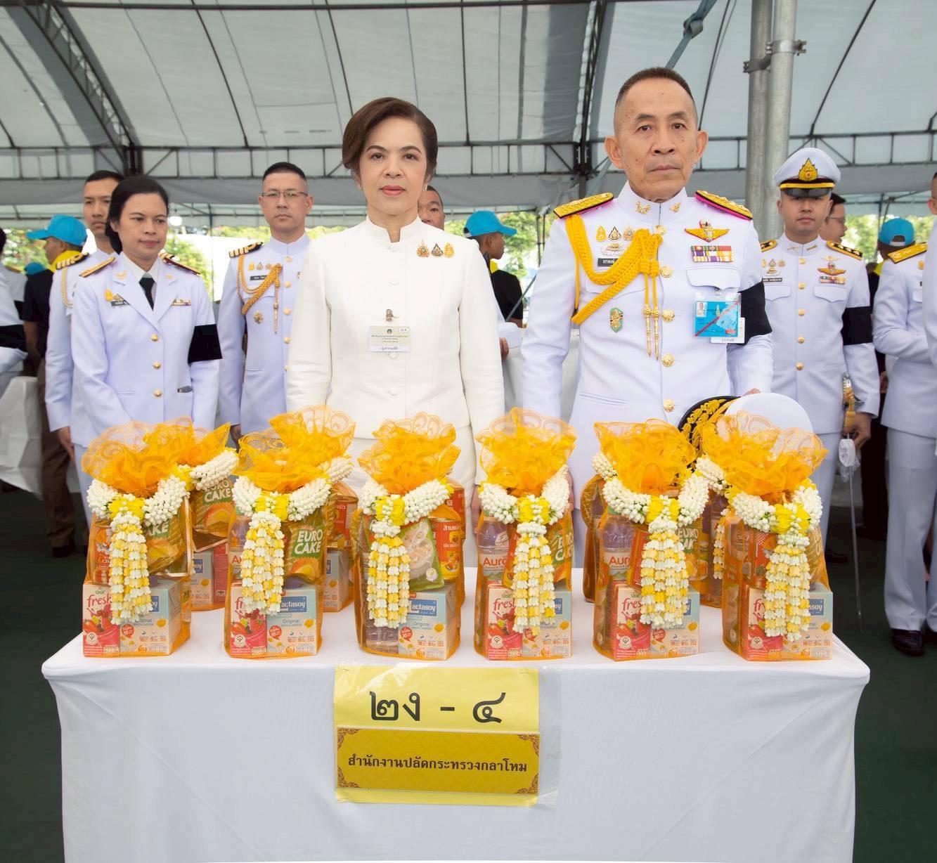 ๒๓ พิธีเจริญพระพุทธมนต์ และทำบุญตักบาตรถวายเป็นพระราชกุศล เนื่องในวันคล้ายวันพระบรมราชสมภพ พระบาทสมเด็จพระบรมชนกาธิเบศร มหาภูมิพลอดุลยเดชมหาราช บรมนาถบพิตร วันขาติ และวันพ่อแห่งชาติ (๕ ธ.ค.๖๘)