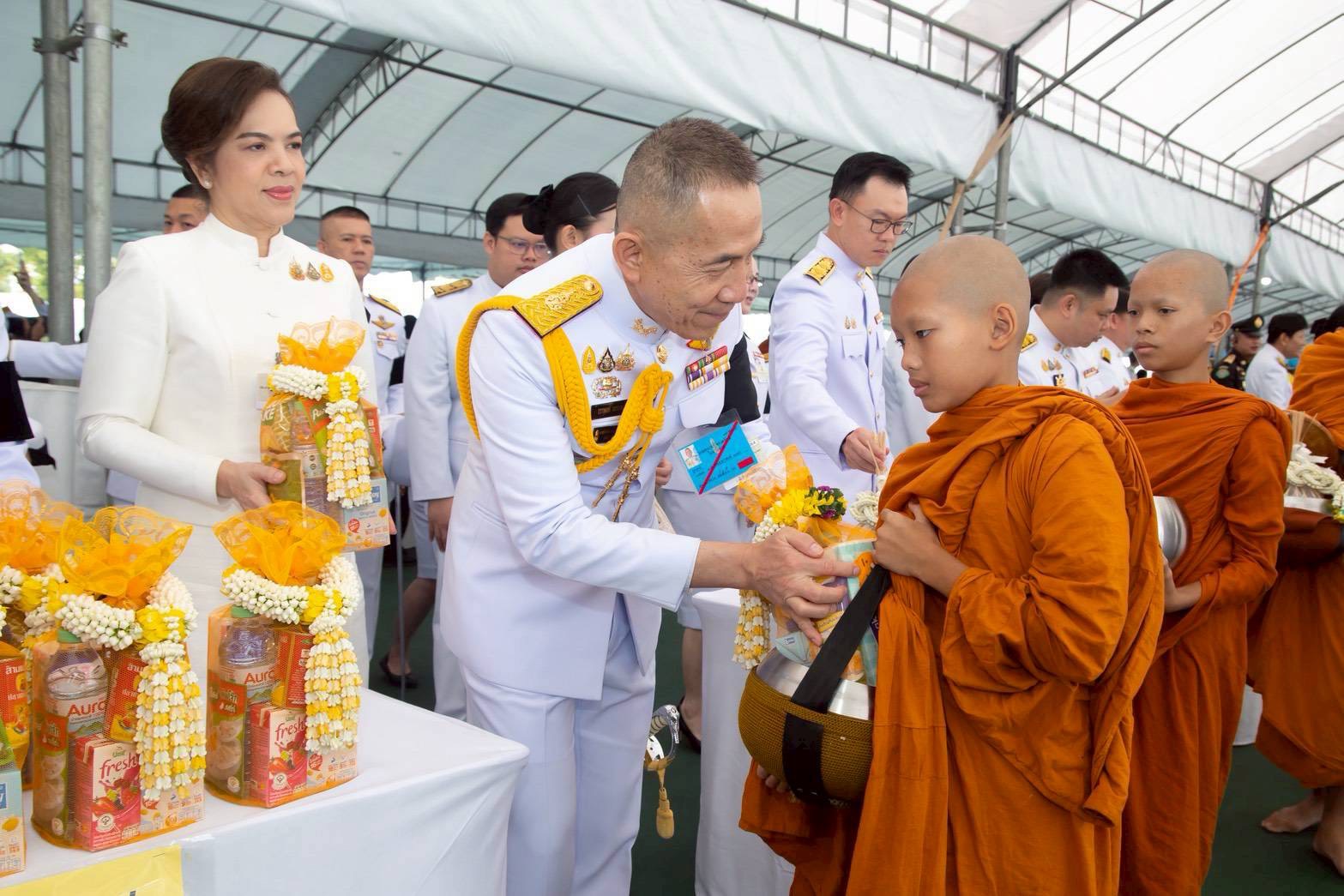 ๒๓ พิธีเจริญพระพุทธมนต์ และทำบุญตักบาตรถวายเป็นพระราชกุศล เนื่องในวันคล้ายวันพระบรมราชสมภพ พระบาทสมเด็จพระบรมชนกาธิเบศร มหาภูมิพลอดุลยเดชมหาราช บรมนาถบพิตร วันขาติ และวันพ่อแห่งชาติ (๕ ธ.ค.๖๘)