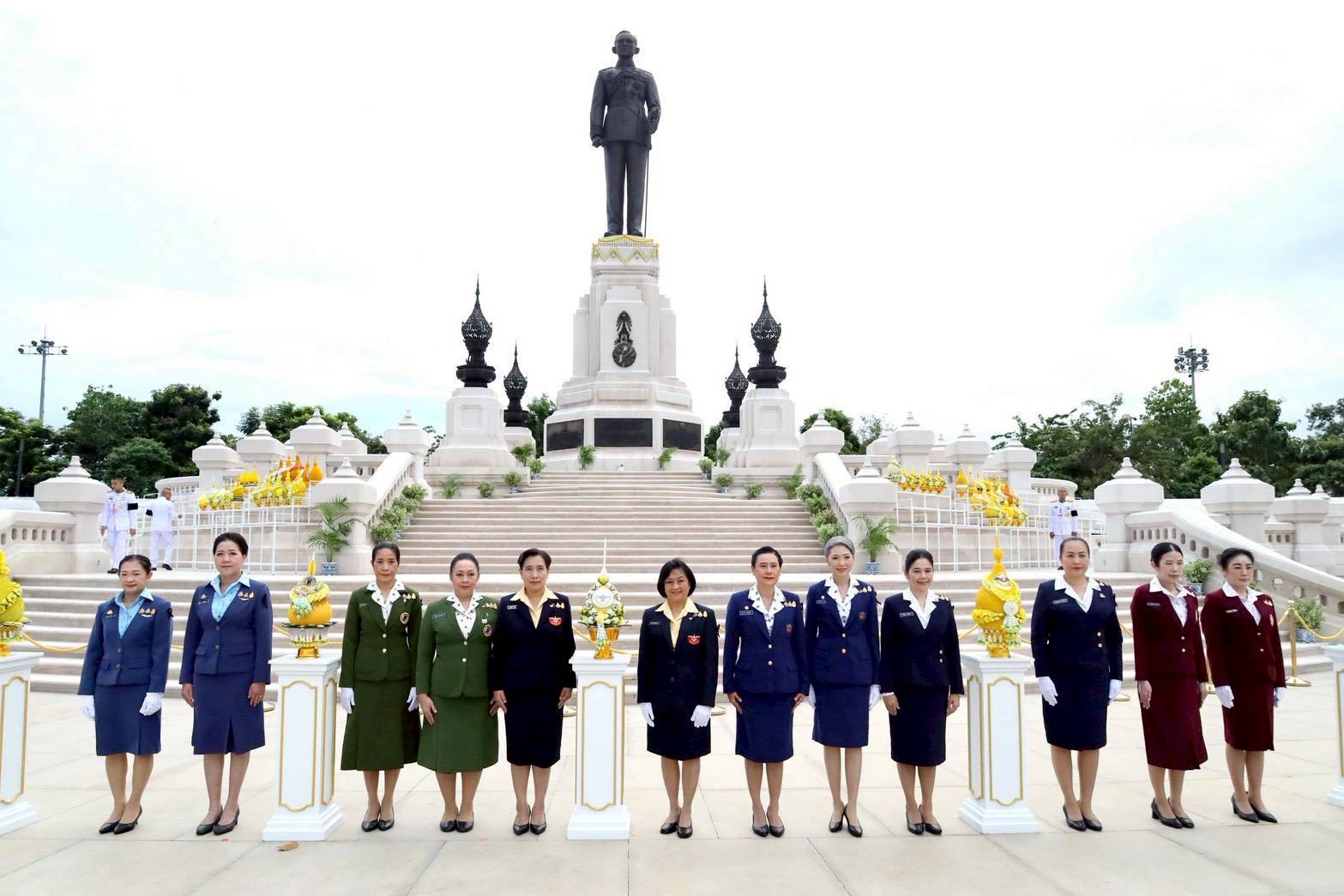 ๒๔ พิธีวางพานประดับพุ่มดอกไม้ถวายบังคมพระบรมราชานุสาวรีย์ พระบาทสมเด็จพระบรมชนกาธิเบศร มหาภูมิพลอดุลยเดชมหาราช บรมนาถบพิตร เนื่องในวันคล้ายวันพระบรมราชสมภพ (๕ ธ.ค.๖๘)