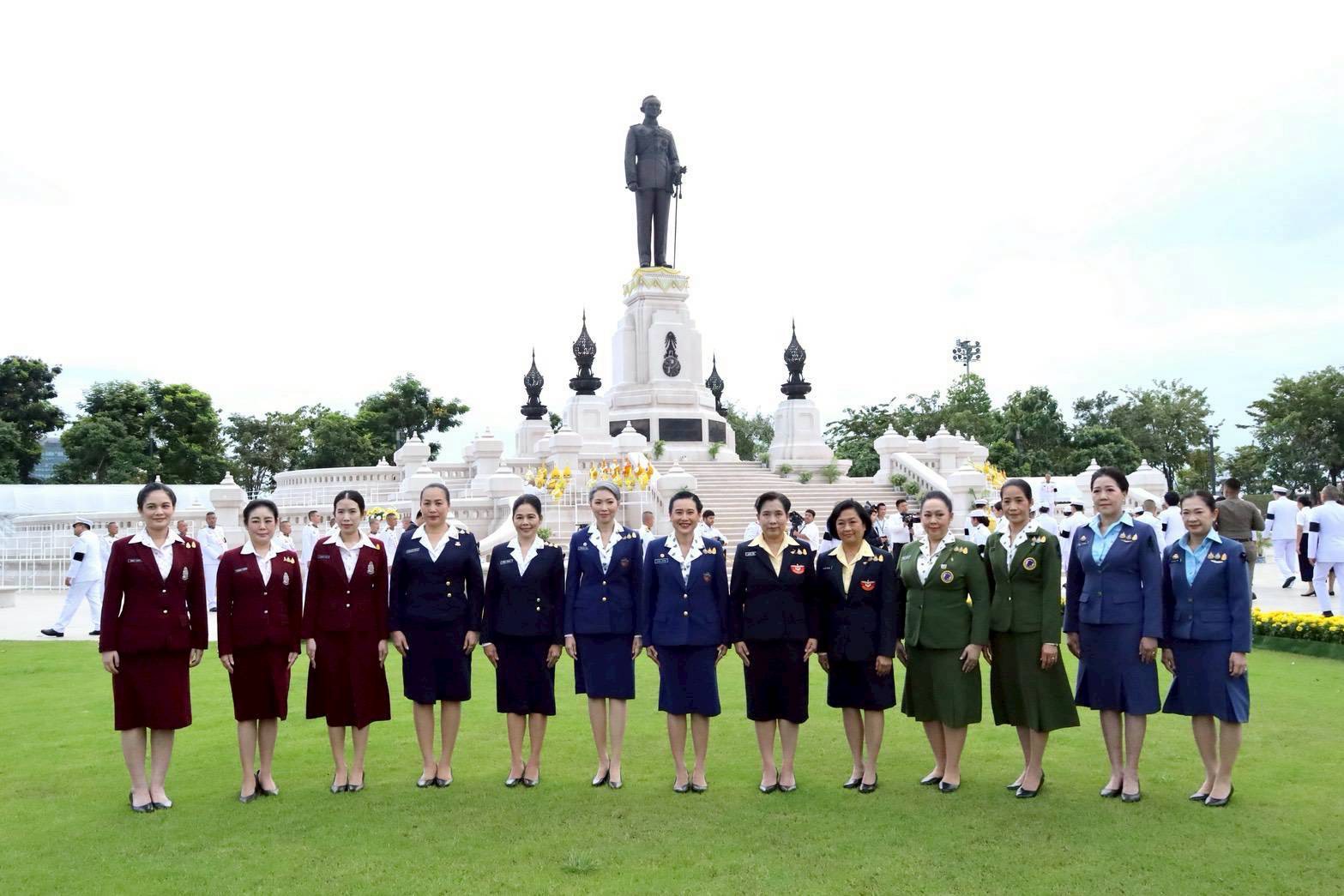 ๒๔ พิธีวางพานประดับพุ่มดอกไม้ถวายบังคมพระบรมราชานุสาวรีย์ พระบาทสมเด็จพระบรมชนกาธิเบศร มหาภูมิพลอดุลยเดชมหาราช บรมนาถบพิตร เนื่องในวันคล้ายวันพระบรมราชสมภพ (๕ ธ.ค.๖๘)