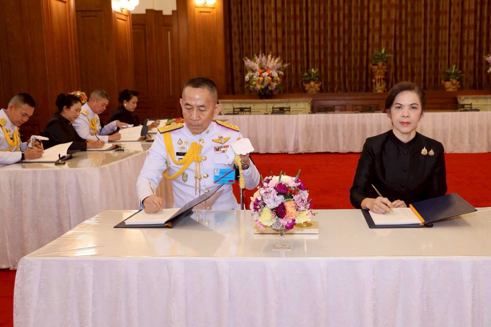 ๒๙ พิธีลงนามถวายพระพรชัยมงคล พระบาทสมเด็จพระเจ้าอยู่หัว และสมเด็จพระนางเจ้าฯ พระบรมราชินี เนื่องในโอกาสวันขึ้นปีใหม่ พุทธศักราช ๒๕๖๙