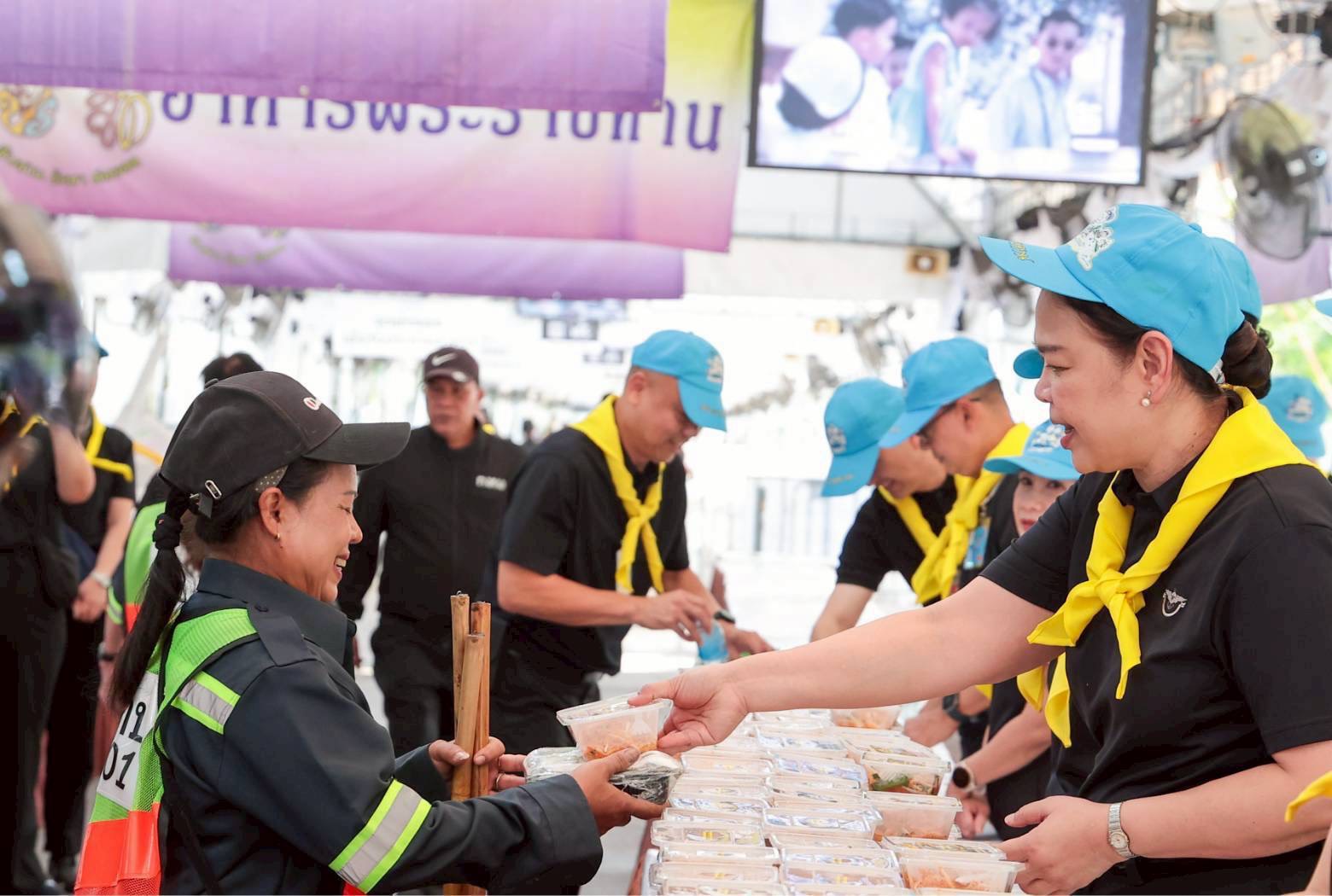 ๓๒ สมาคมภริยาข้าราชการสำนักงานปลัดกระทรวงกลาโหม ร่วมแจกจ่ายอาหารพระราชทานให้กับประชาชนที่เข้ากราบสักการะพระบรมศพสมเด็จพระนางเจ้าสิริกิติ์ พระบรมราชินีนาถ พระบรมราชชนนีพันปีหลวง