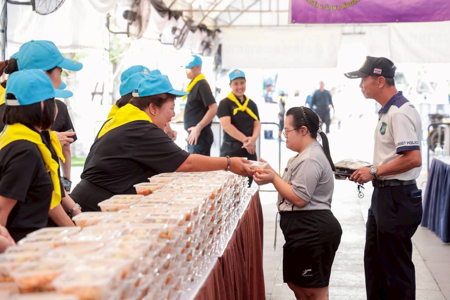๓๒ สมาคมภริยาข้าราชการสำนักงานปลัดกระทรวงกลาโหม ร่วมแจกจ่ายอาหารพระราชทานให้กับประชาชนที่เข้ากราบสักการะพระบรมศพสมเด็จพระนางเจ้าสิริกิติ์ พระบรมราชินีนาถ พระบรมราชชนนีพันปีหลวง