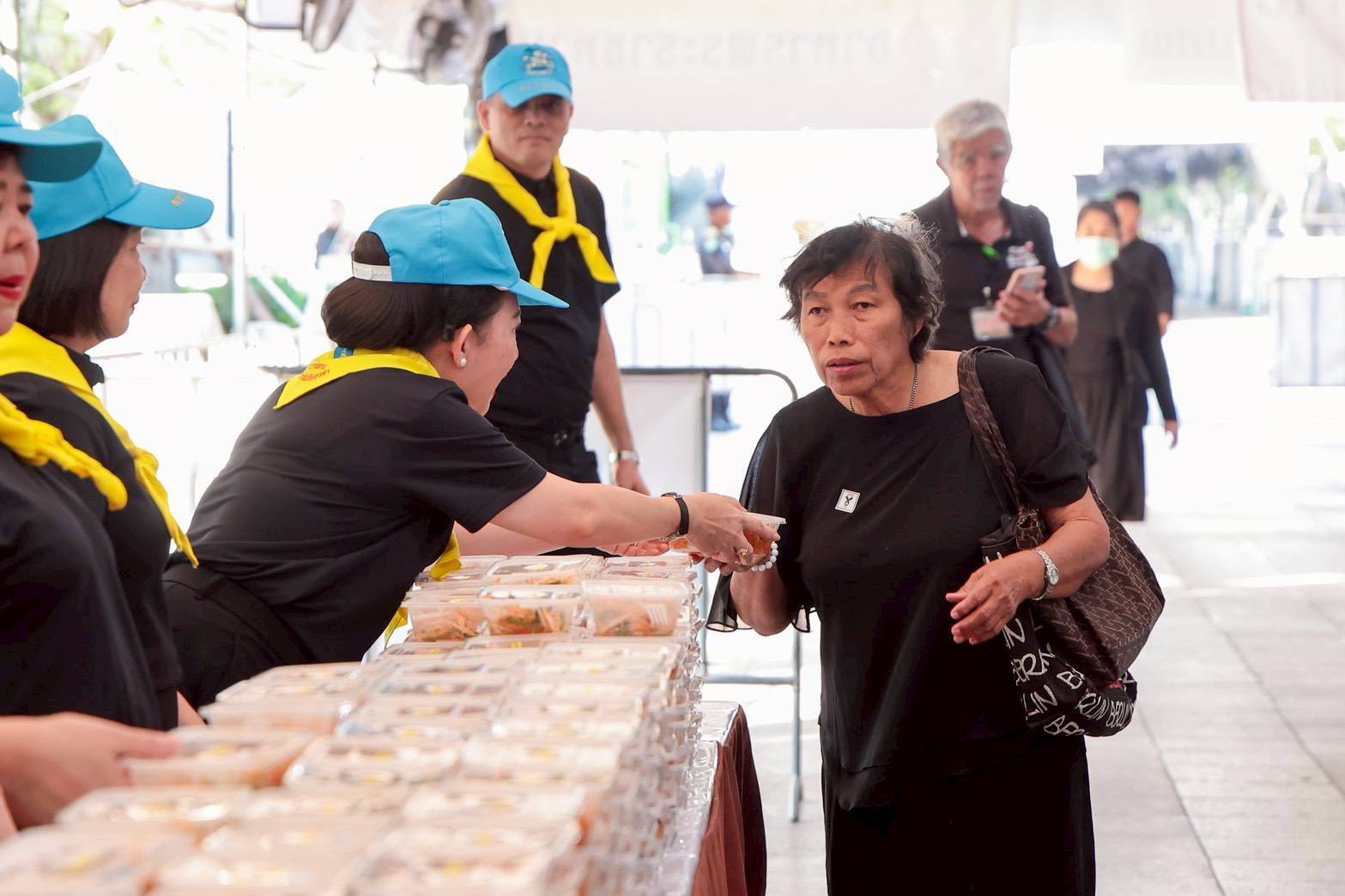 ๓๒ สมาคมภริยาข้าราชการสำนักงานปลัดกระทรวงกลาโหม ร่วมแจกจ่ายอาหารพระราชทานให้กับประชาชนที่เข้ากราบสักการะพระบรมศพสมเด็จพระนางเจ้าสิริกิติ์ พระบรมราชินีนาถ พระบรมราชชนนีพันปีหลวง