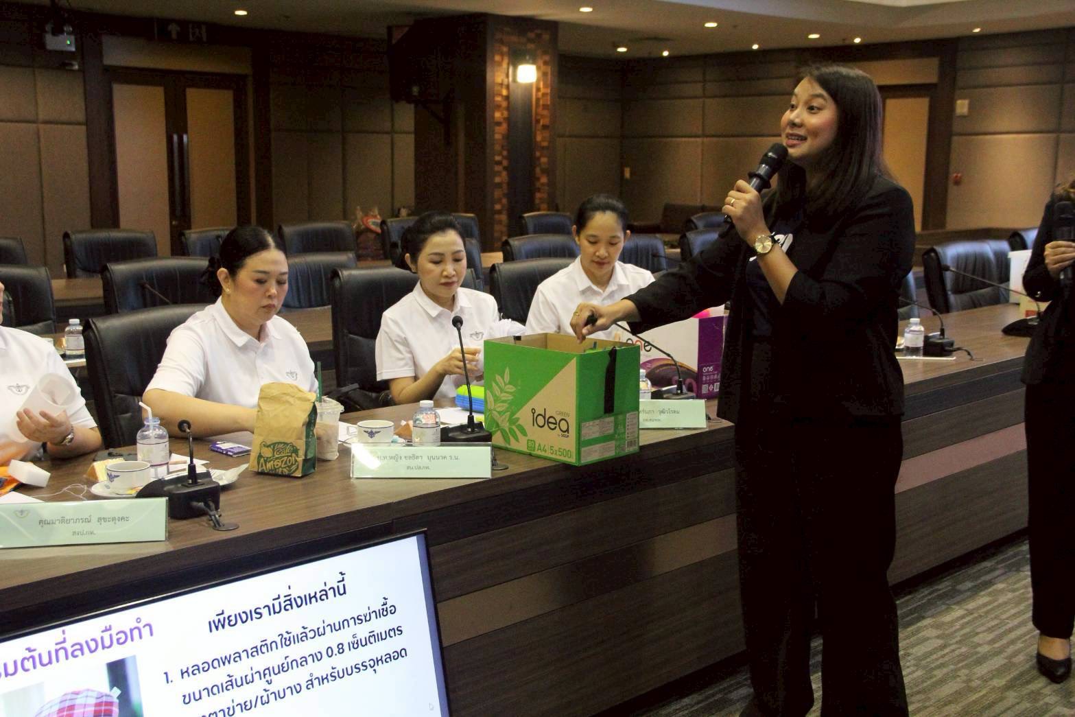 ๓๓ กิจกรรมอบรมให้ความรู้เกี่ยวกับการให้ยืมอุปกรณ์ทางการแพทย์ และการทำหมอนจากหลอดพลาสติก โดยโครงการบริหารจัดการขยะ รักษาสิ่งแวดล้อม