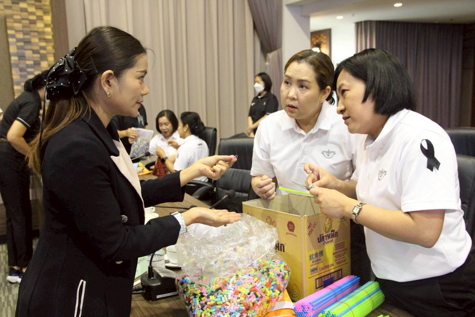๓๓ กิจกรรมอบรมให้ความรู้เกี่ยวกับการให้ยืมอุปกรณ์ทางการแพทย์ และการทำหมอนจากหลอดพลาสติก โดยโครงการบริหารจัดการขยะ รักษาสิ่งแวดล้อม