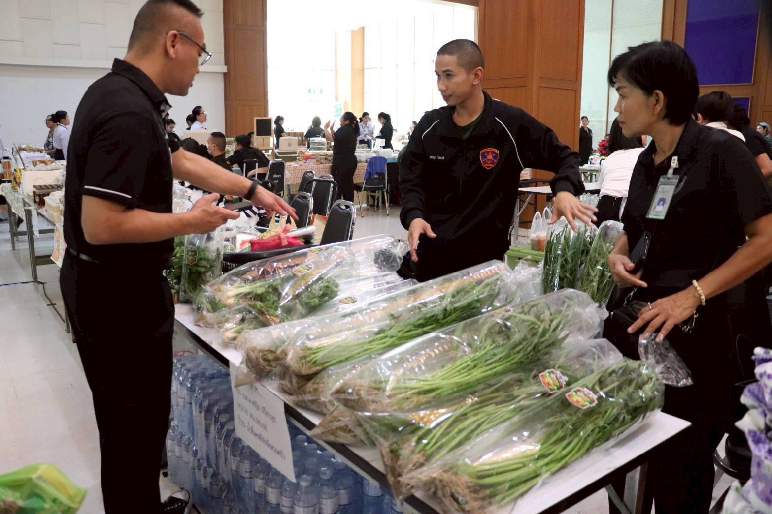 ๓๔ กิจกรรมตลาดนัด "รายได้เพิ่ม เติมกำลังใจ" โดยโครงการครอบครัวพอเพียง