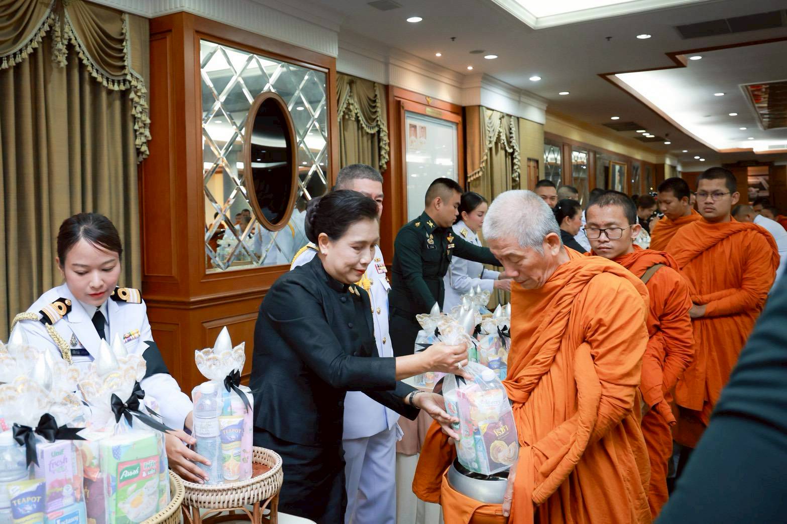 ๓๕ พิธีบำเพ็ญกุศลสตมวาร เพื่อถวายเป็นพระราชกุศลแด่สมเด็จพระนางเจ้าสิริกิติ์ พระบรมราชินีนาถ พระบรมราชชนนีพันปีหลวง ในวาระครบ ๑๐๐ วัน แห่งการสวรรคต