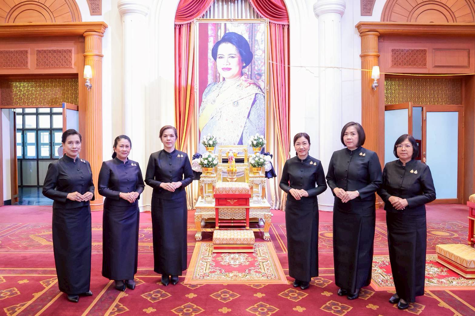 ๓๕ พิธีบำเพ็ญกุศลสตมวาร เพื่อถวายเป็นพระราชกุศลแด่สมเด็จพระนางเจ้าสิริกิติ์ พระบรมราชินีนาถ พระบรมราชชนนีพันปีหลวง ในวาระครบ ๑๐๐ วัน แห่งการสวรรคต