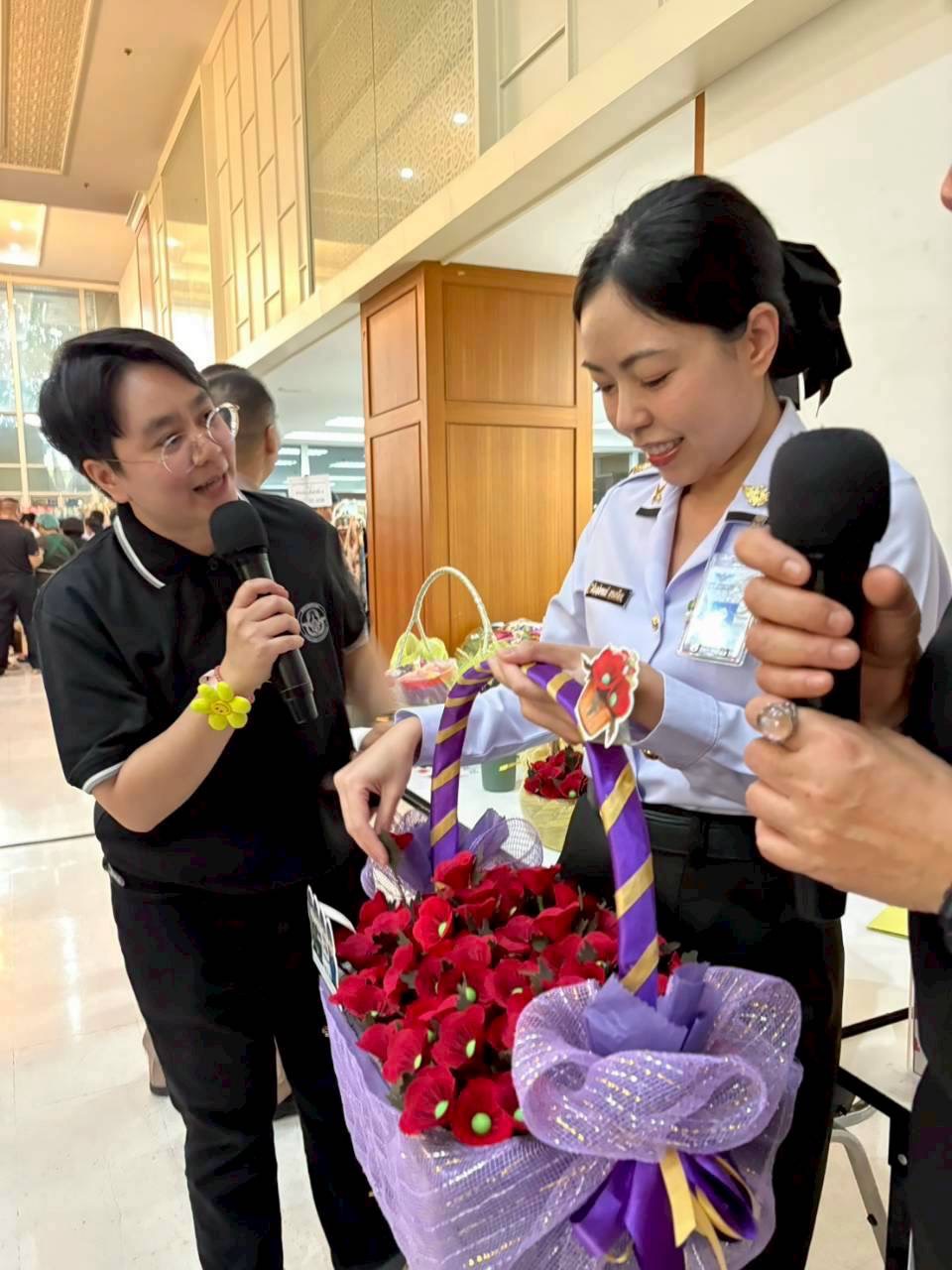 ๓๗ กิจกรรมเยี่ยมบำรุงขวัญทหารผ่านศึกที่เจ็บป่วยและได้รับบาดเจ็บจากการปฏิบัติหน้าที่