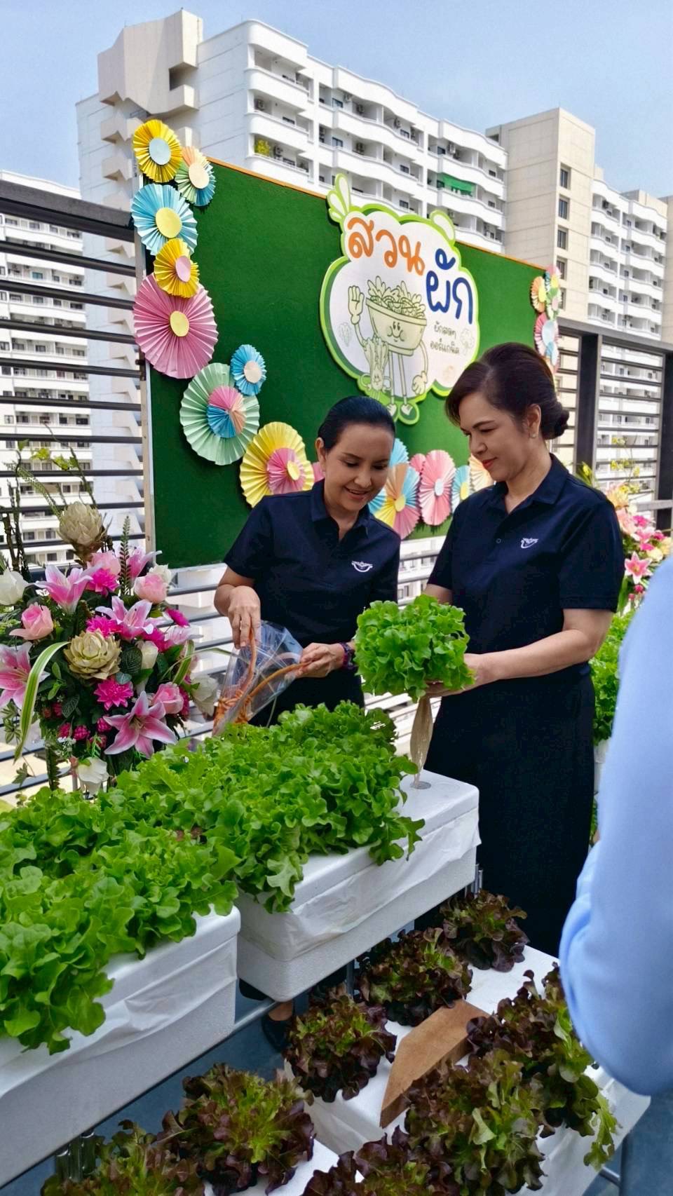 ๓๙ กิจกรรมการจัดทำสวนผักลอยฟ้าและการสาธิตท่าพื้นฐาน "โยคะพิลาทิส"