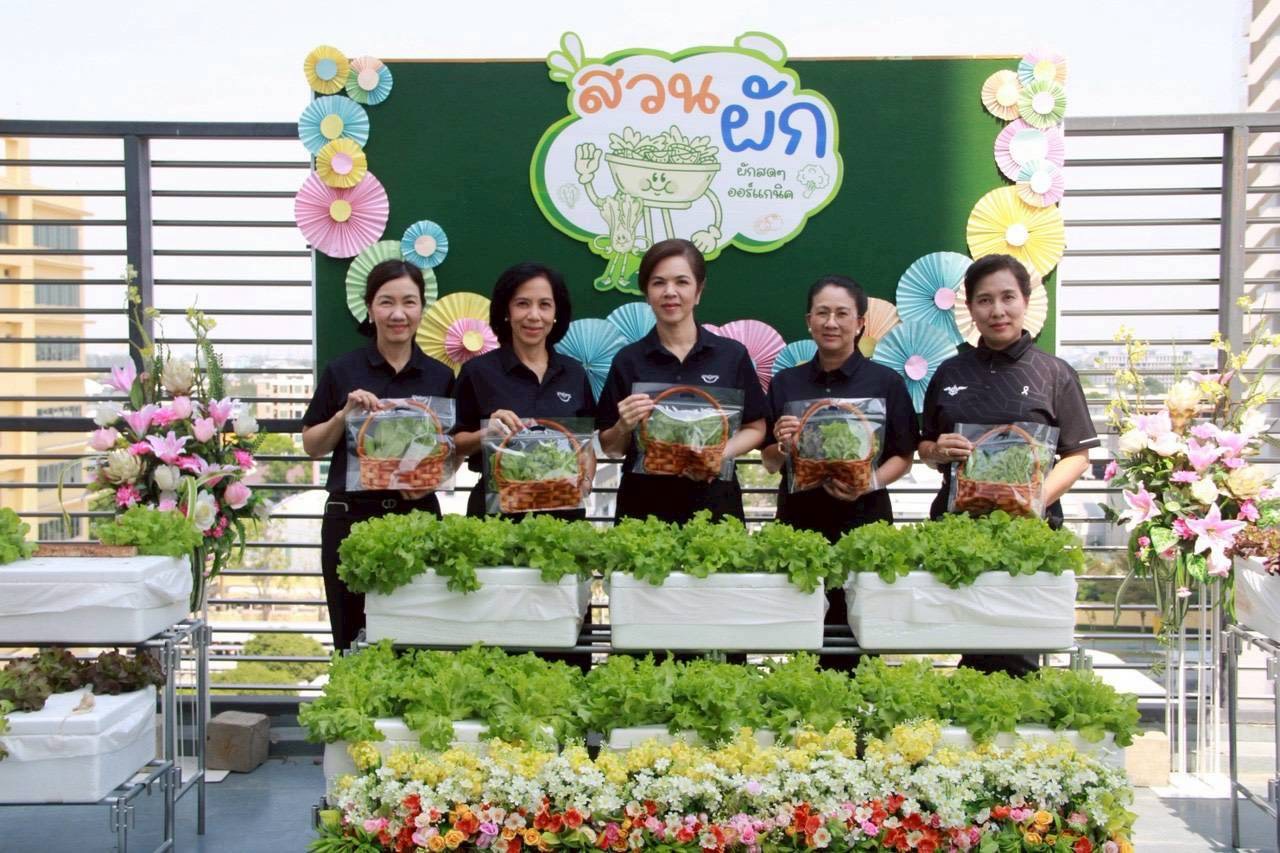 ๓๙ กิจกรรมการจัดทำสวนผักลอยฟ้าและการสาธิตท่าพื้นฐาน "โยคะพิลาทิส"