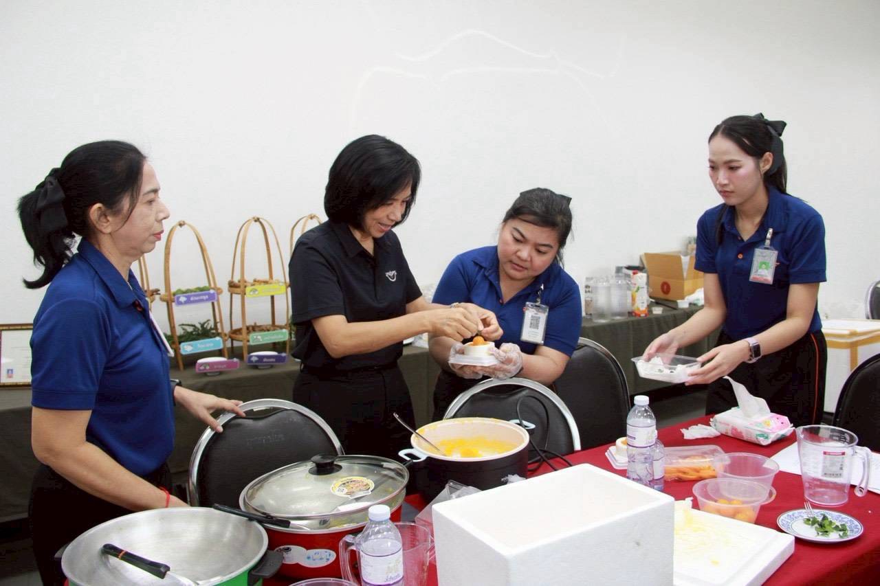๓๙ กิจกรรมการจัดทำสวนผักลอยฟ้าและการสาธิตท่าพื้นฐาน "โยคะพิลาทิส"