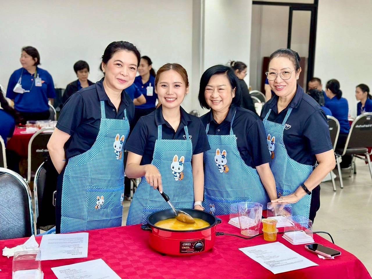 ๓๙ กิจกรรมการจัดทำสวนผักลอยฟ้าและการสาธิตท่าพื้นฐาน "โยคะพิลาทิส"