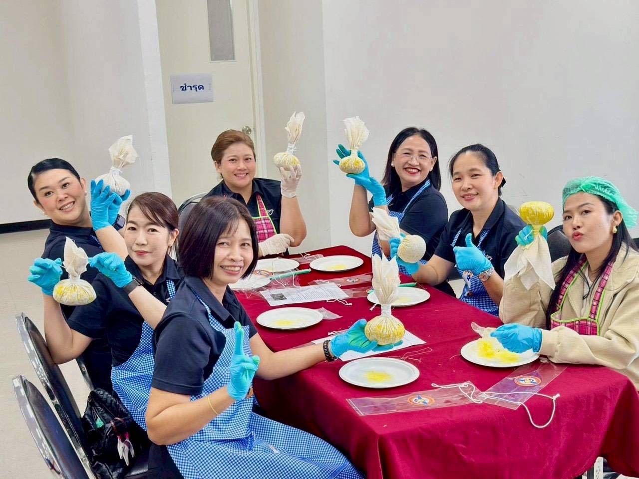 ๓๙ กิจกรรมการจัดทำสวนผักลอยฟ้าและการสาธิตท่าพื้นฐาน "โยคะพิลาทิส"