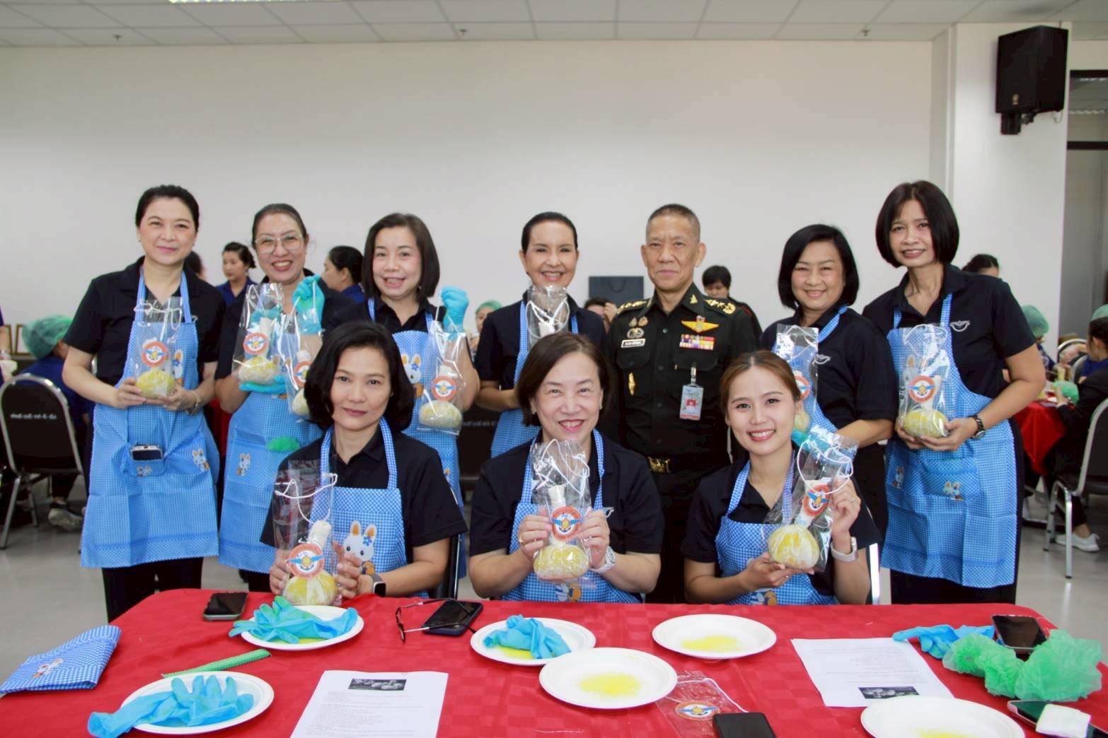 ๓๙ กิจกรรมการจัดทำสวนผักลอยฟ้าและการสาธิตท่าพื้นฐาน "โยคะพิลาทิส"