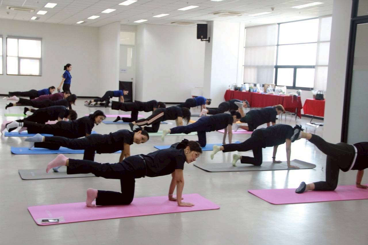 ๓๙ กิจกรรมการจัดทำสวนผักลอยฟ้าและการสาธิตท่าพื้นฐาน "โยคะพิลาทิส"