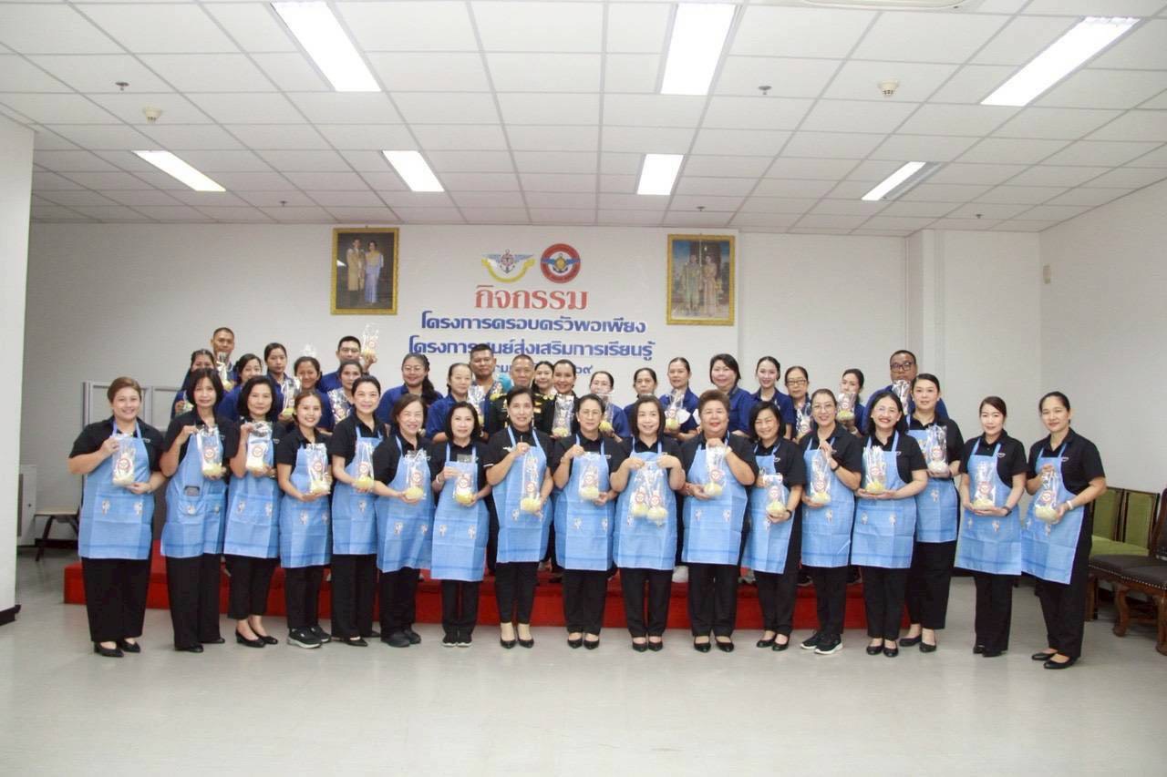 ๓๙ กิจกรรมการจัดทำสวนผักลอยฟ้าและการสาธิตท่าพื้นฐาน "โยคะพิลาทิส"