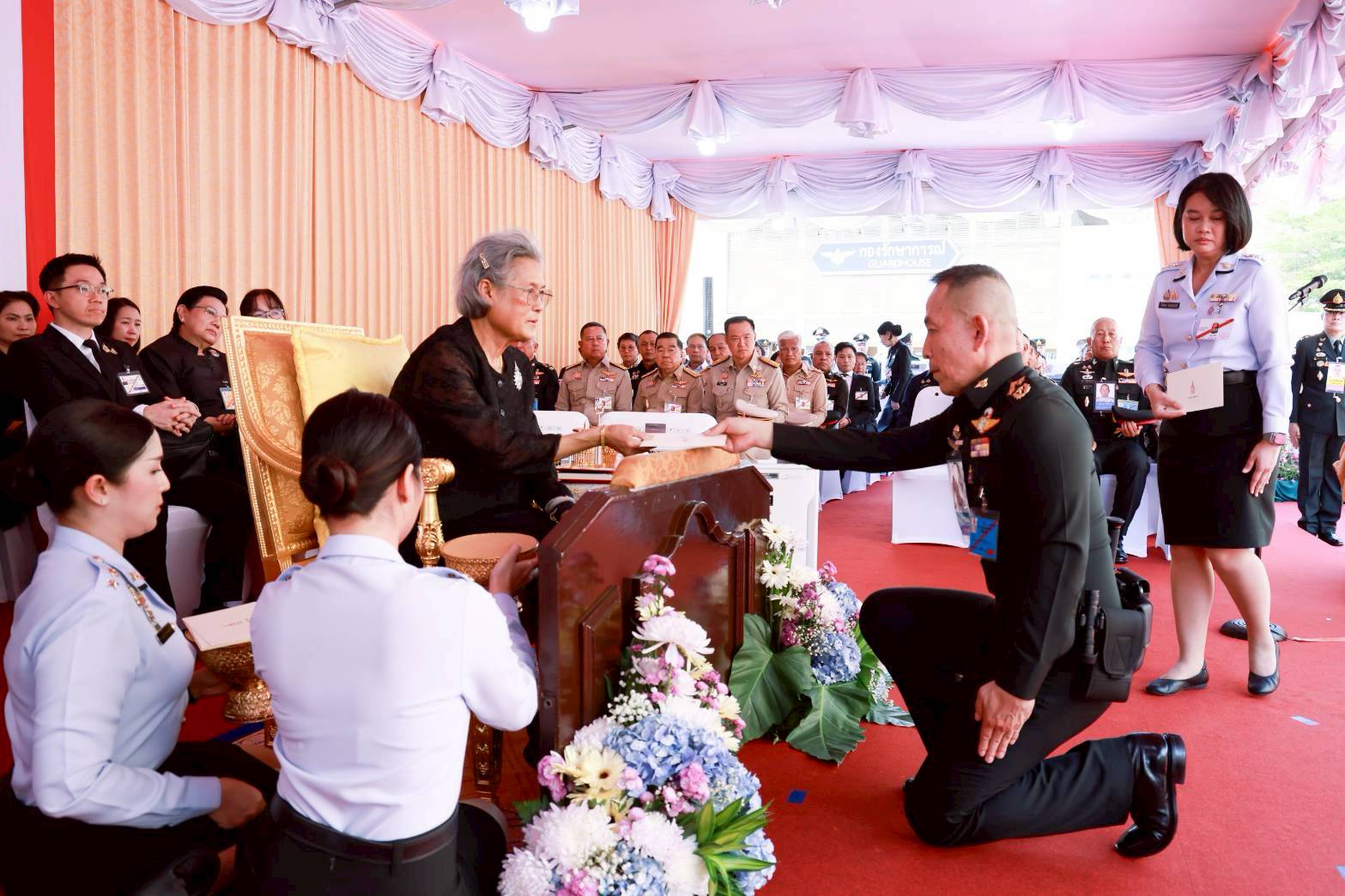 ๔๖ สมเด็จพระกนิษฐาธิราชเจ้า กรมสมเด็จพระเทพรัตนราชสุดาฯ สยามบรมราชกุมารี เสด็จพระราชดำเนินไปทรงเปิดอนุสรณ์สถานสำนักงานปลัดกระทรวงกลาโหม